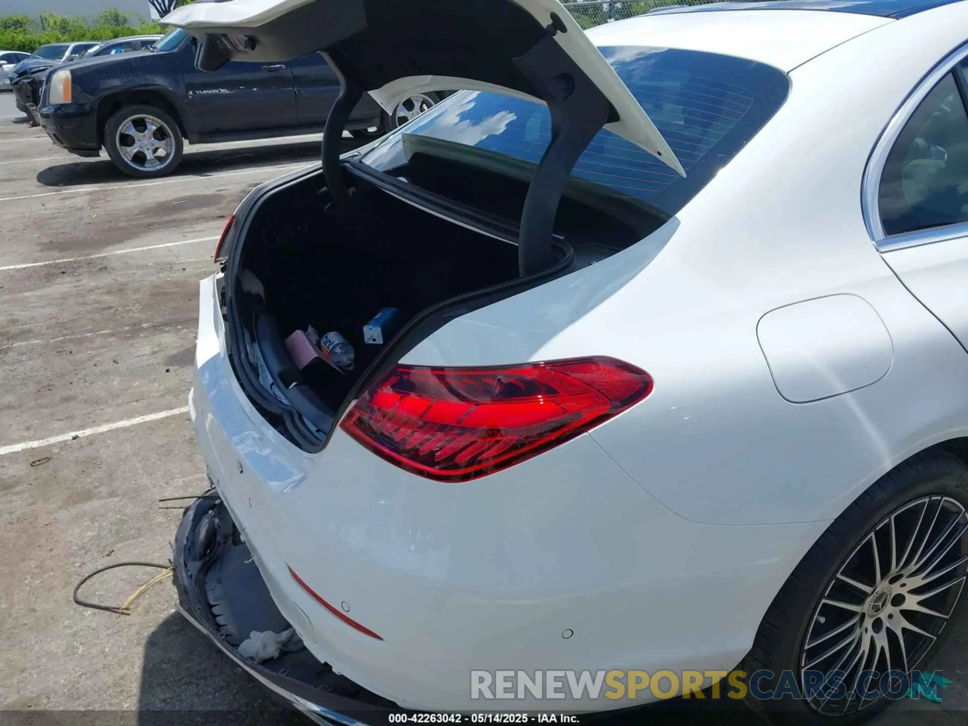18 Photograph of a damaged car W1KAF4GB0RR234798 MERCEDES-BENZ C 300 2024