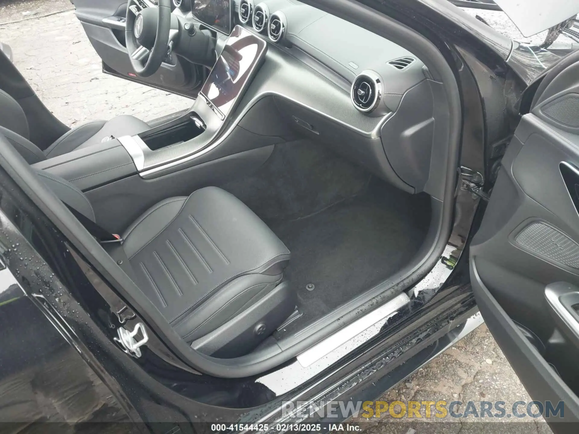 5 Photograph of a damaged car W1KAF4GB2RR208526 MERCEDES-BENZ C 300 2024