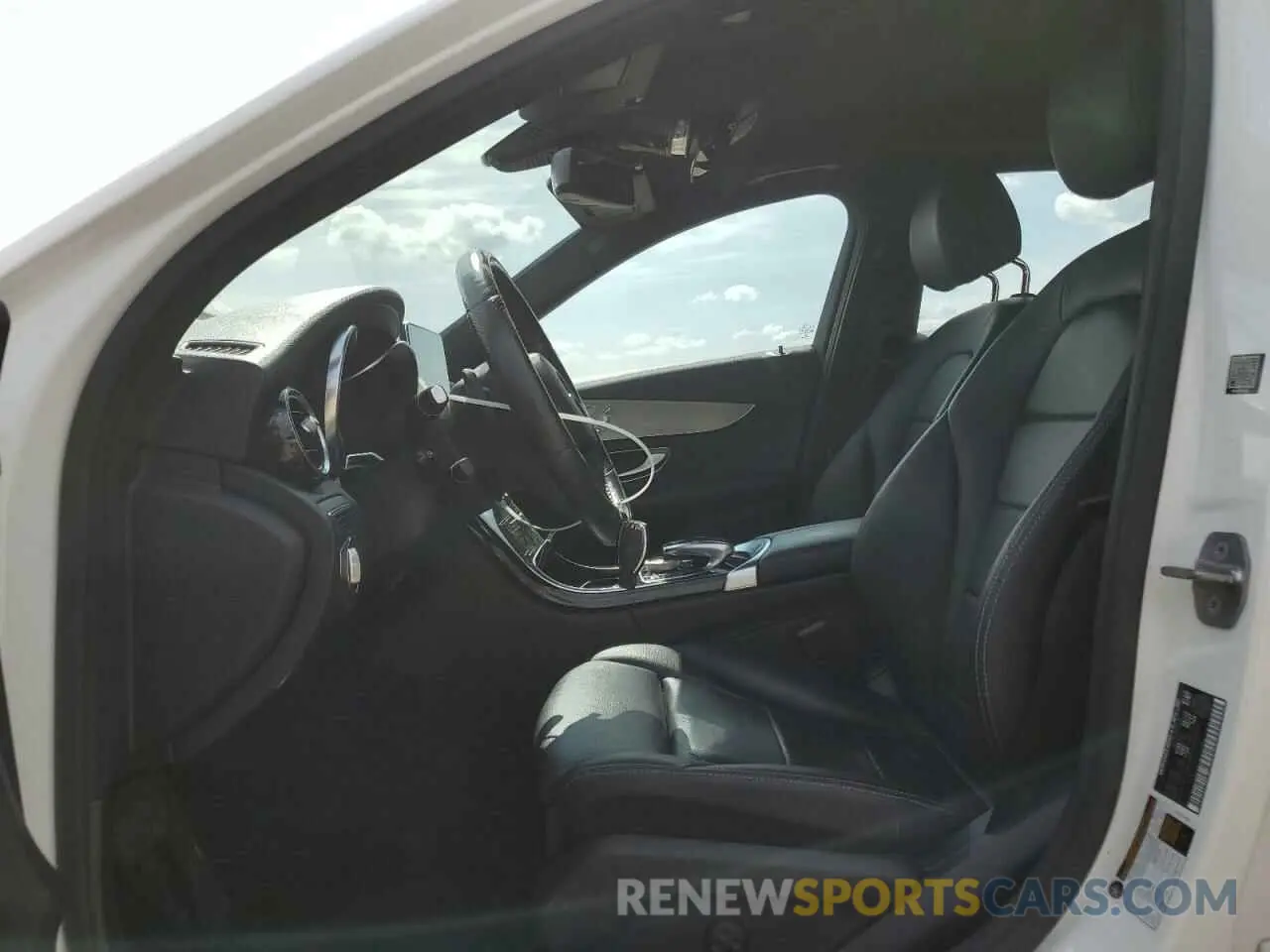 7 Photograph of a damaged car 55SWF4KB9HU215127 MERCEDES-BENZ C-CLASS 2017