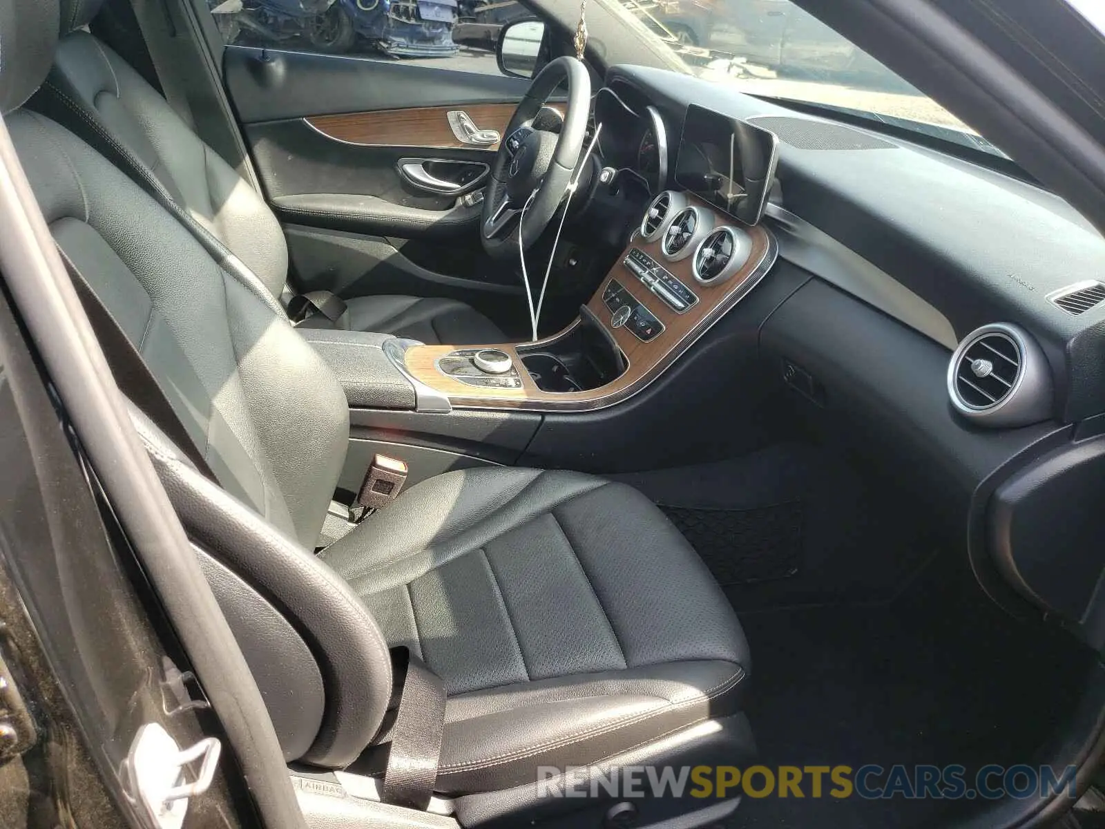 5 Photograph of a damaged car WDDWF8DB0KR462565 MERCEDES-BENZ C CLASS 2019