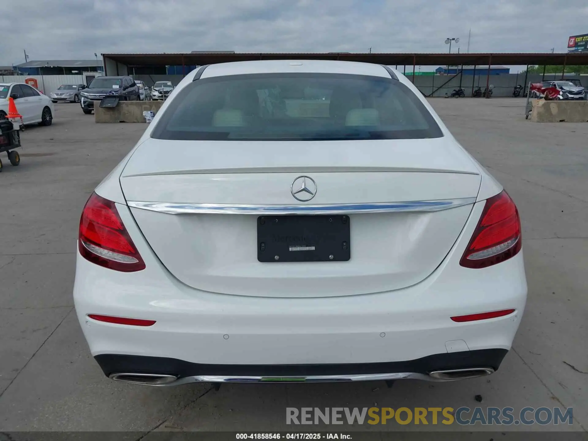 17 Photograph of a damaged car WDDZF4JB8KA619333 MERCEDES-BENZ E 300 2019