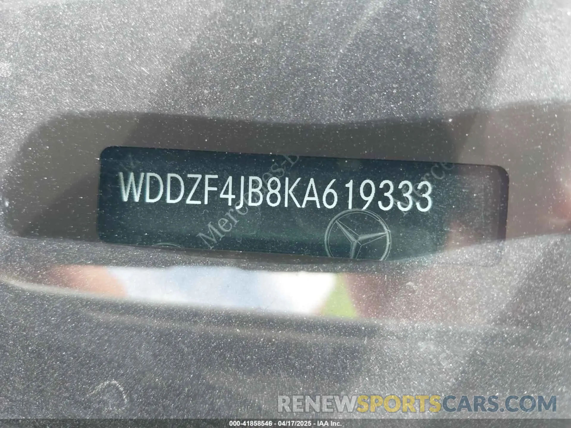 18 Photograph of a damaged car WDDZF4JB8KA619333 MERCEDES-BENZ E 300 2019
