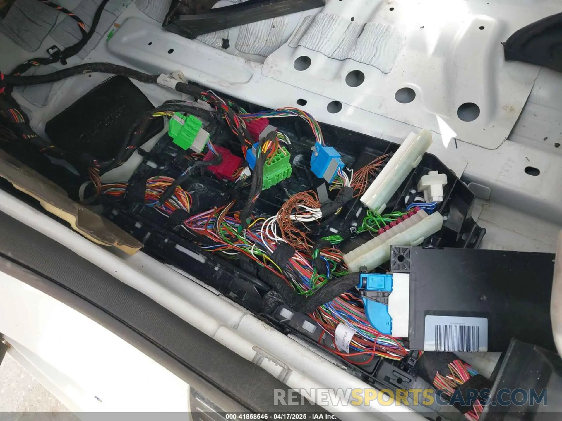 19 Photograph of a damaged car WDDZF4JB8KA619333 MERCEDES-BENZ E 300 2019