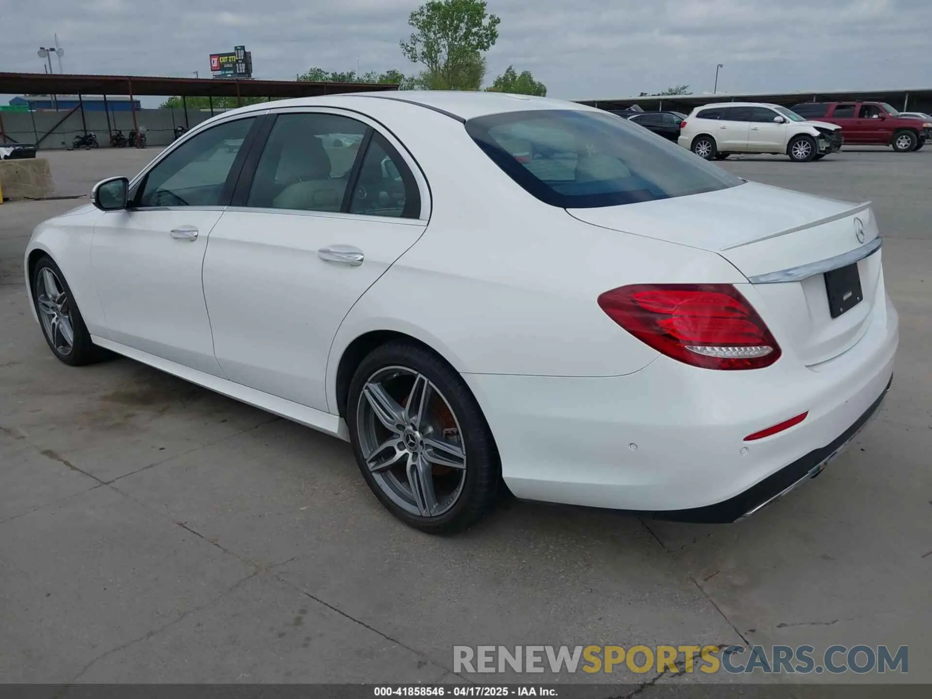 3 Photograph of a damaged car WDDZF4JB8KA619333 MERCEDES-BENZ E 300 2019