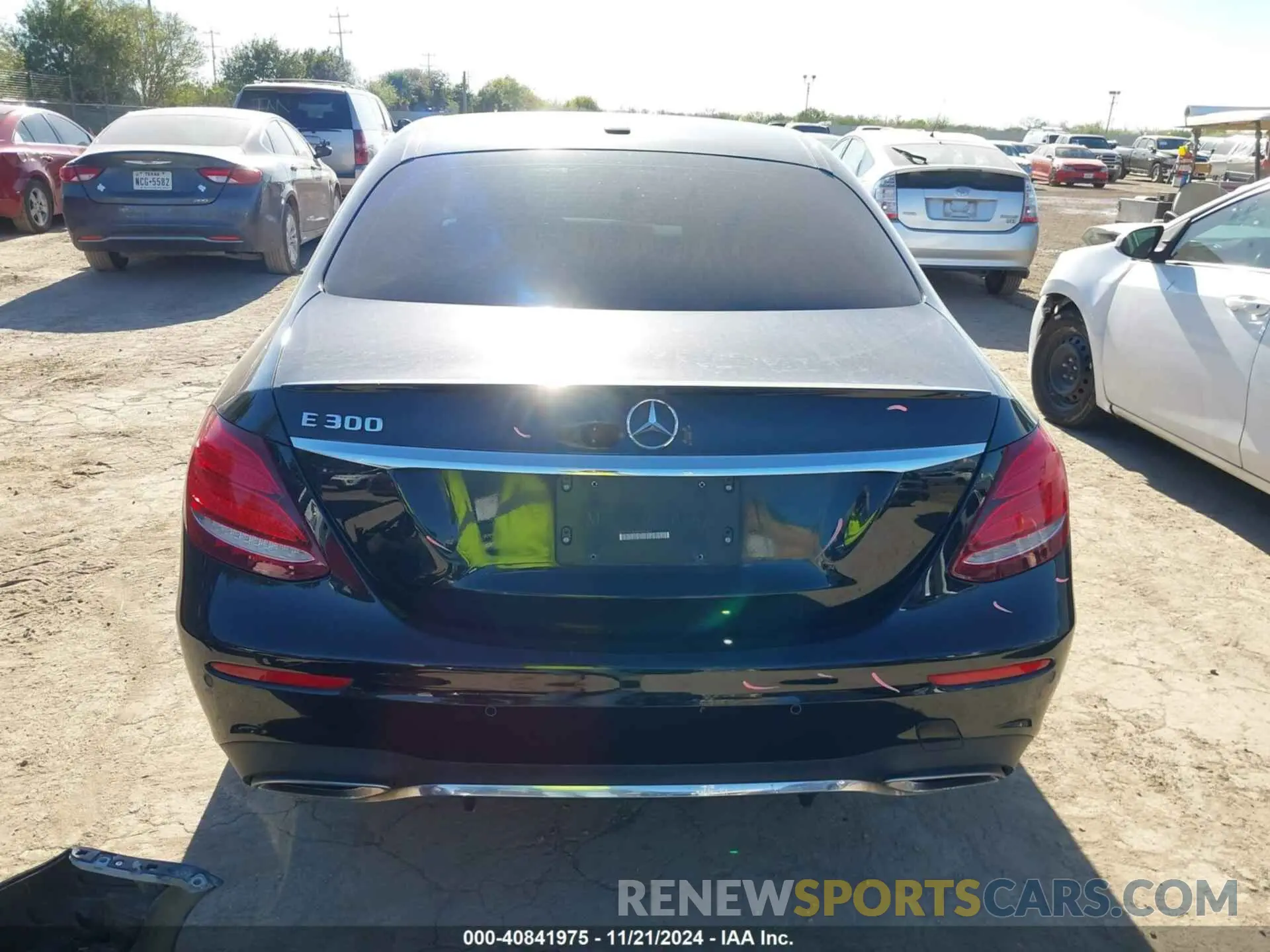 17 Photograph of a damaged car WDDZF4JBXKA605465 MERCEDES-BENZ E 300 2019