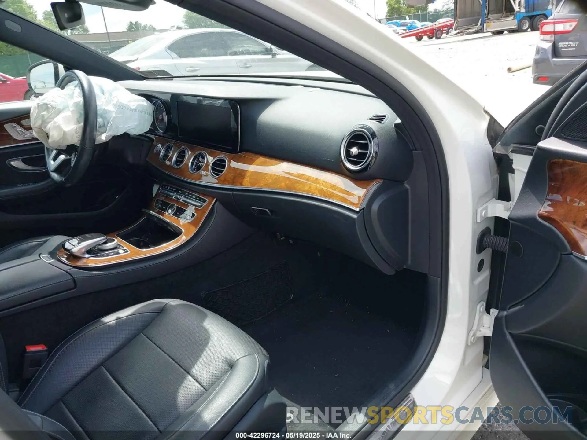 5 Photograph of a damaged car WDDZF4KB3KA525715 MERCEDES-BENZ E 300 2019
