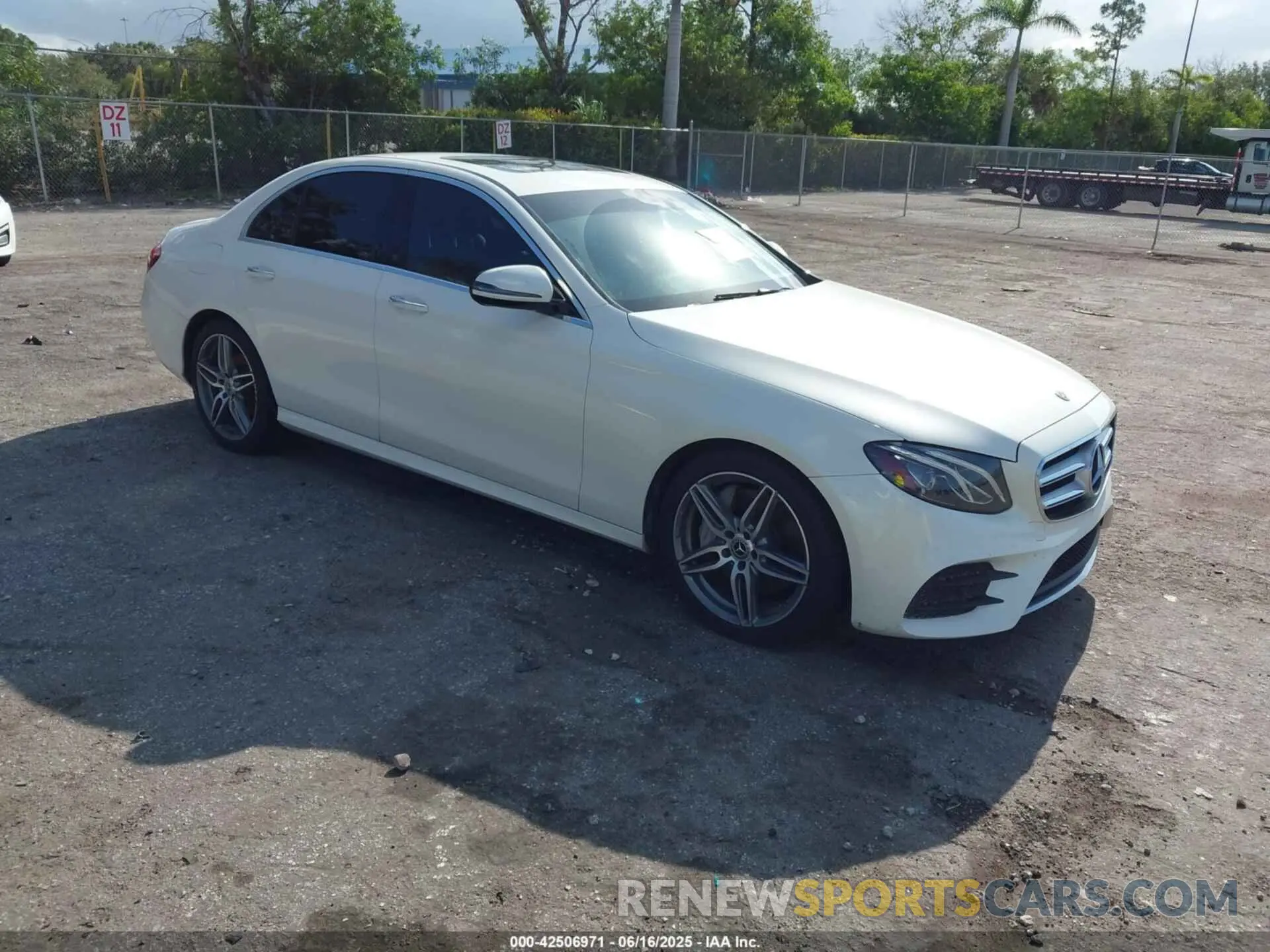 1 Photograph of a damaged car WDDZF8DB4LA742910 MERCEDES-BENZ E 350 2020