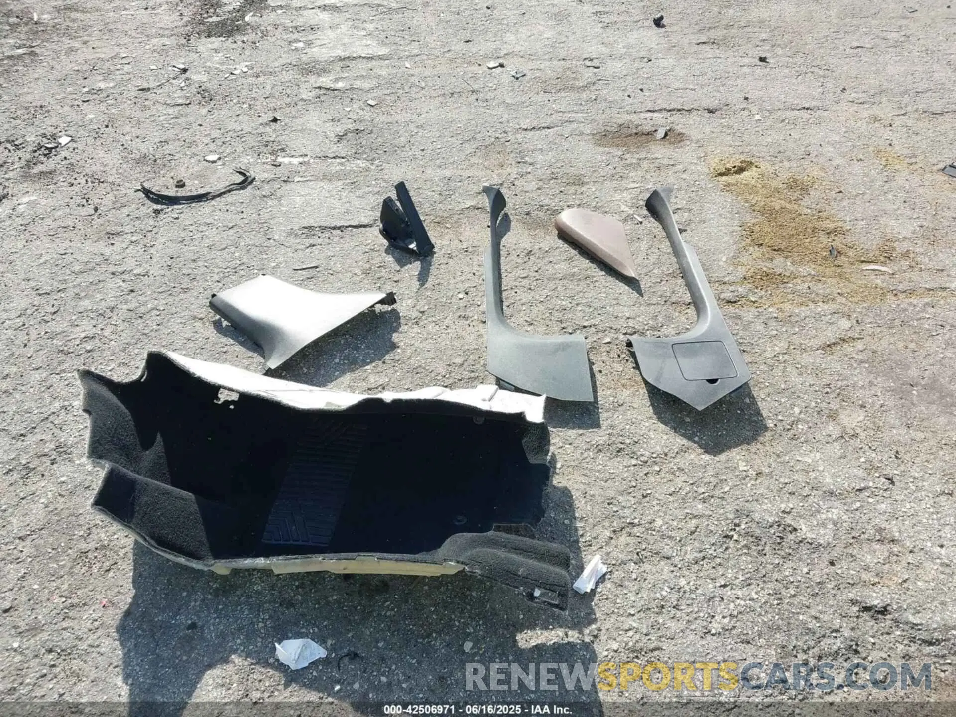 12 Photograph of a damaged car WDDZF8DB4LA742910 MERCEDES-BENZ E 350 2020