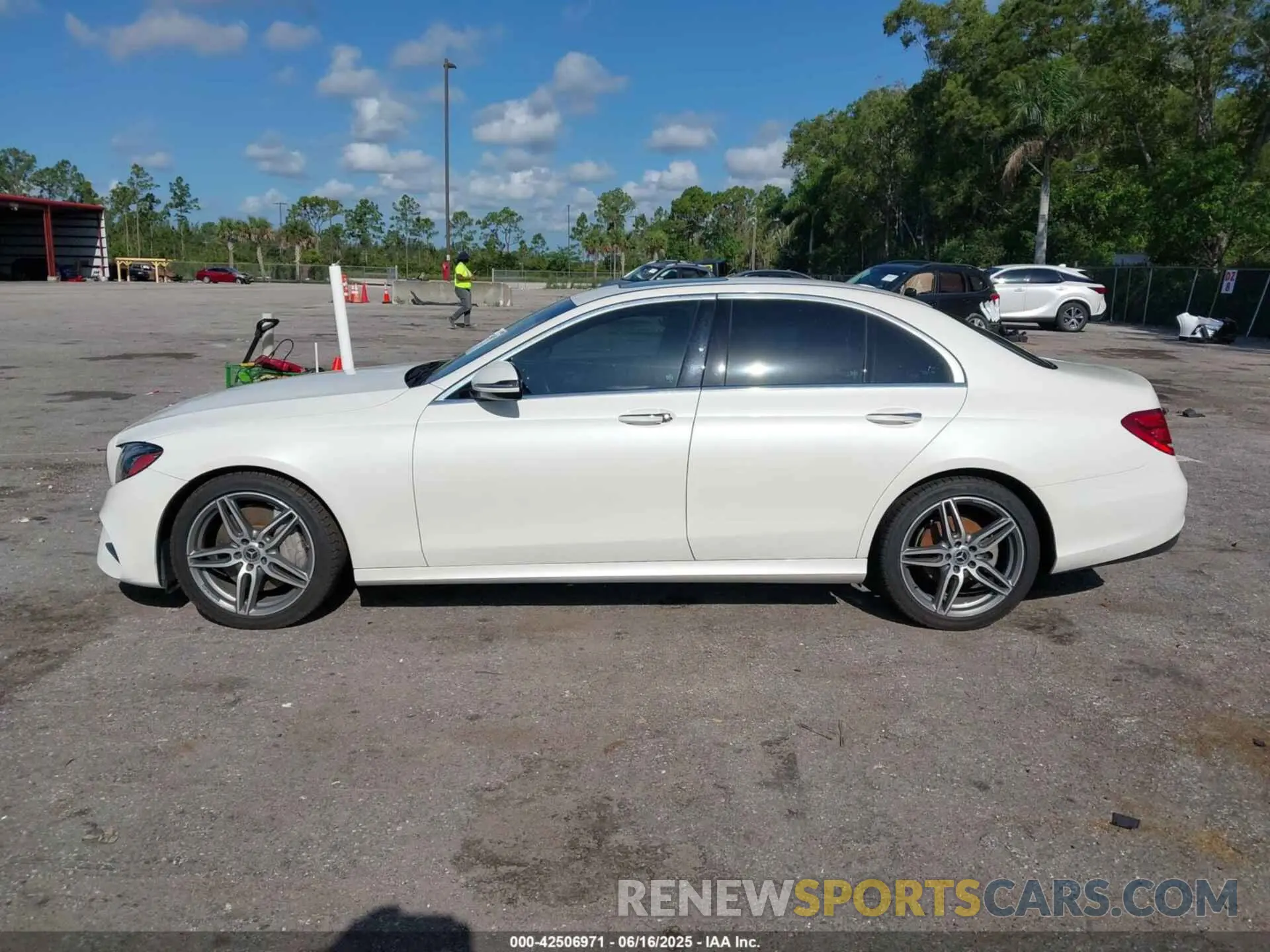 15 Photograph of a damaged car WDDZF8DB4LA742910 MERCEDES-BENZ E 350 2020