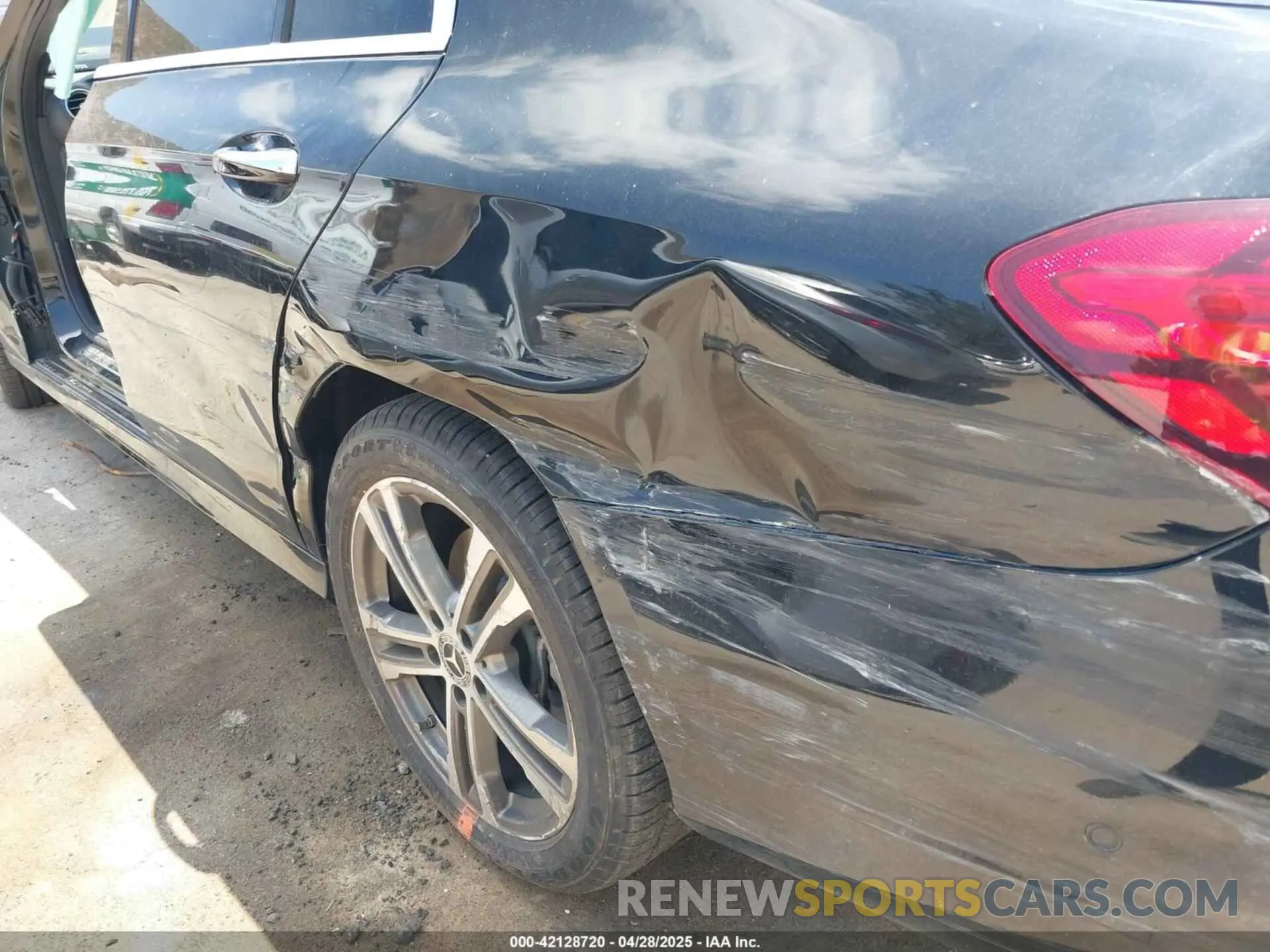 18 Photograph of a damaged car W1KZF8DB2NB063957 MERCEDES-BENZ E 350 2022