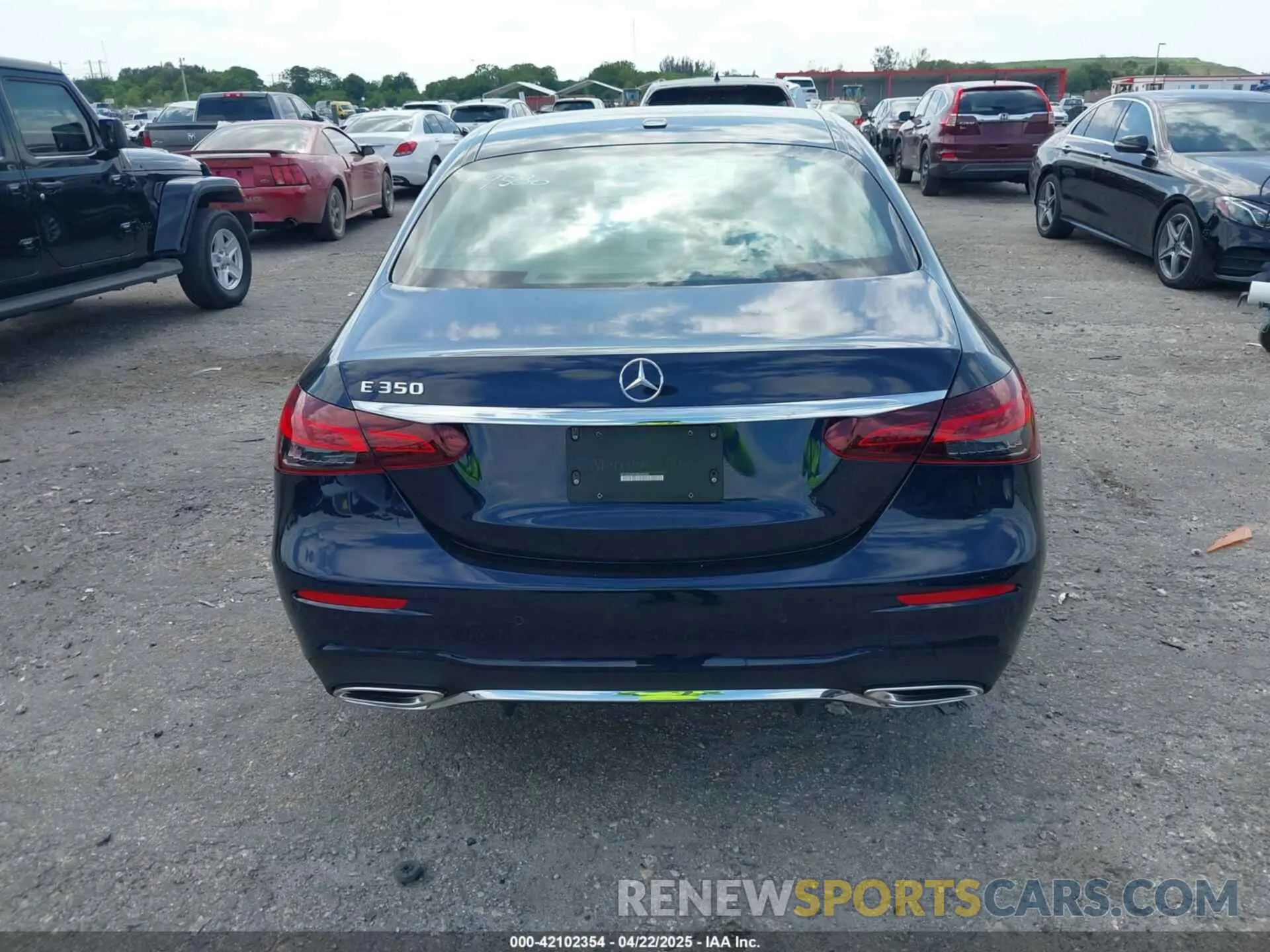 17 Photograph of a damaged car W1KZF8DBXNB049580 MERCEDES-BENZ E 350 2022