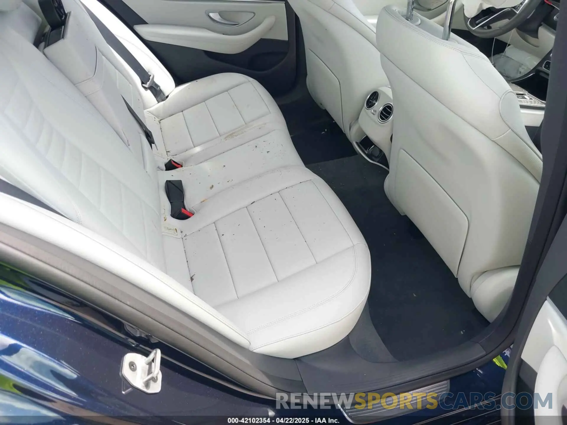 8 Photograph of a damaged car W1KZF8DBXNB049580 MERCEDES-BENZ E 350 2022