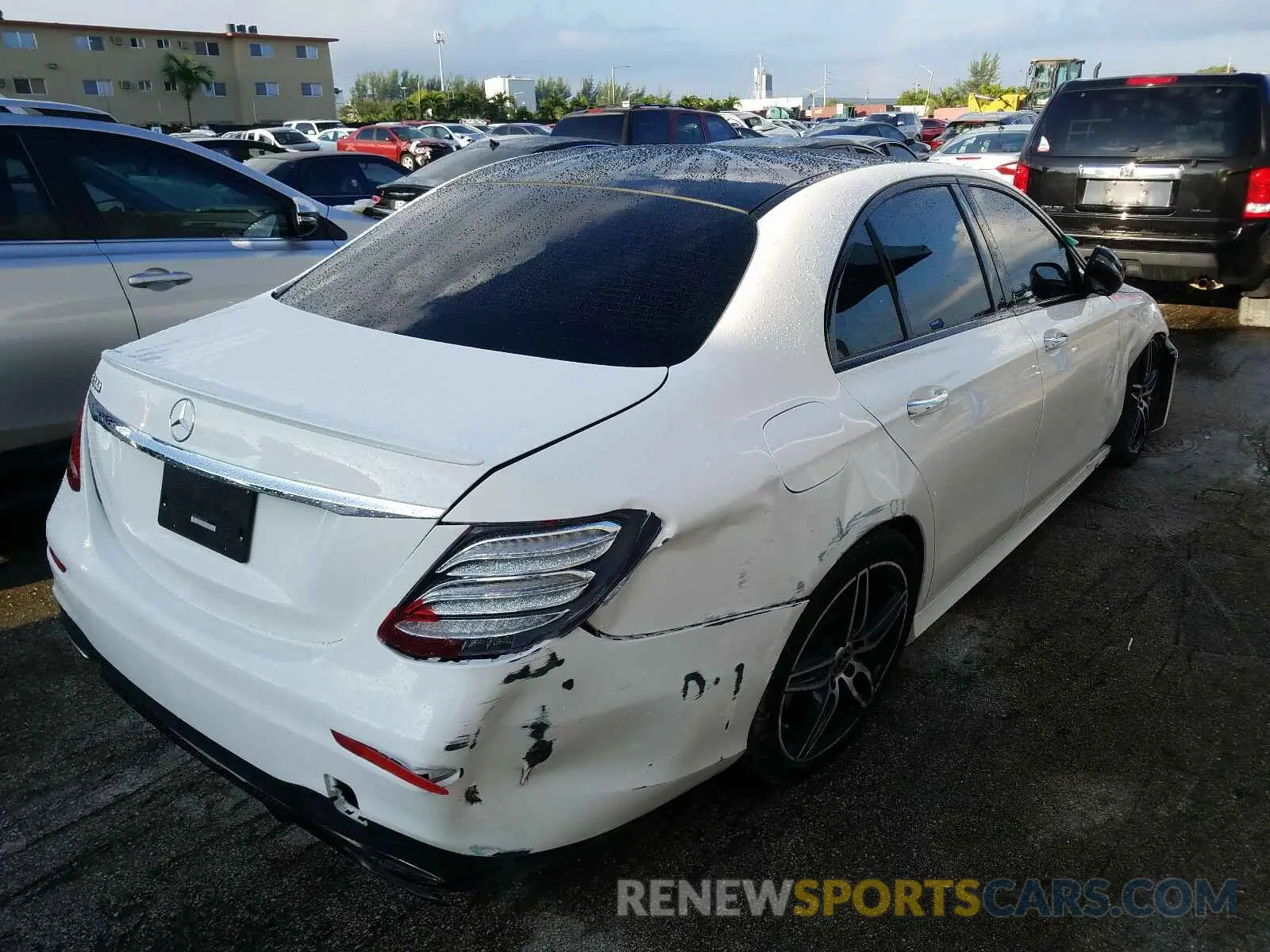4 Photograph of a damaged car WDDZF4JB9KA526336 MERCEDES-BENZ E CLASS 2019