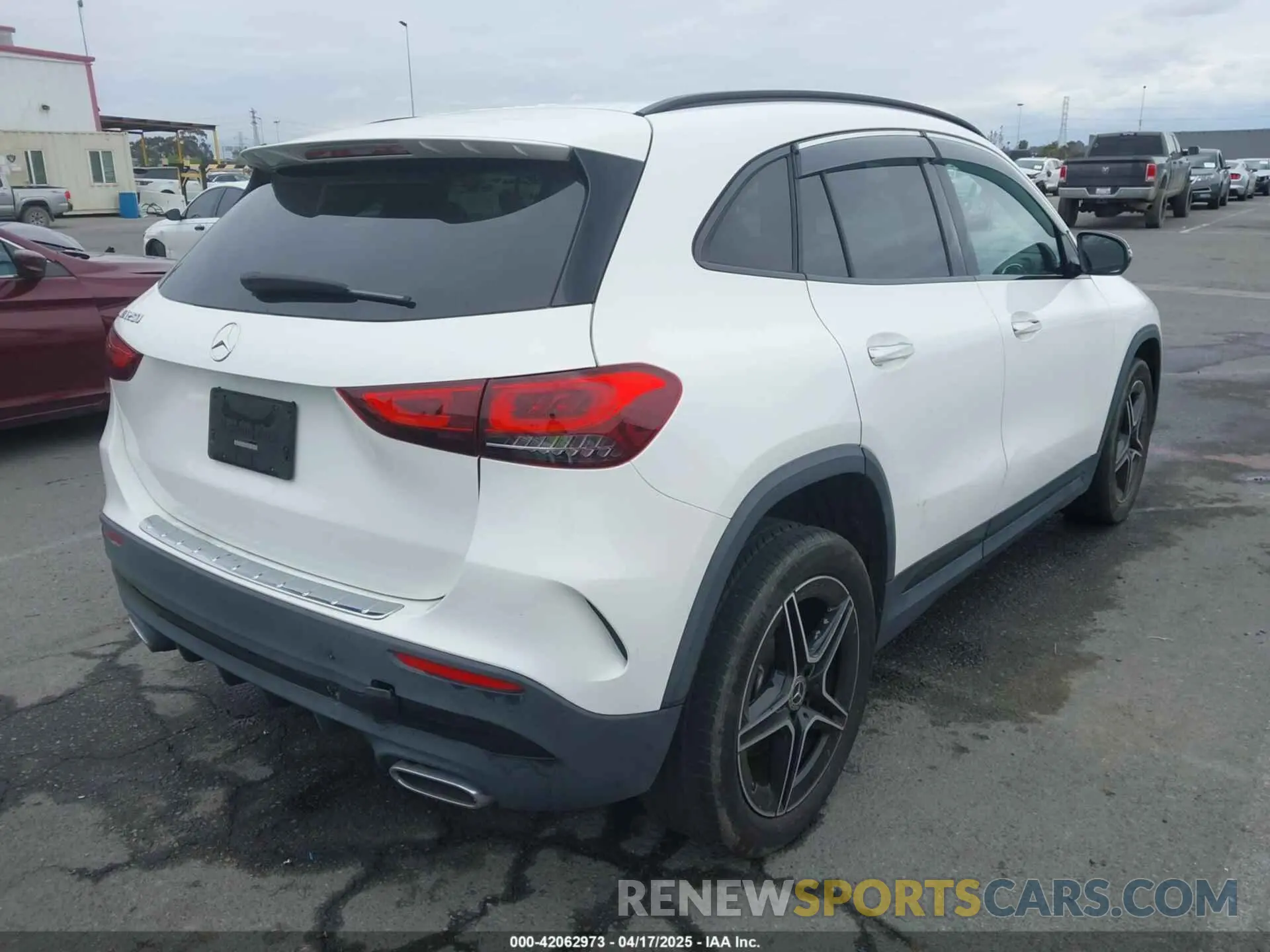 4 Photograph of a damaged car W1N4N4GB4NJ317937 MERCEDES-BENZ GLA 250 2022