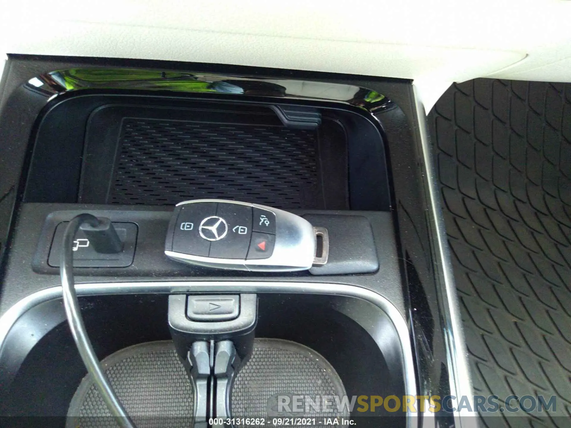 11 Photograph of a damaged car W1N4M4HB9LW036475 MERCEDES-BENZ GLB 2020