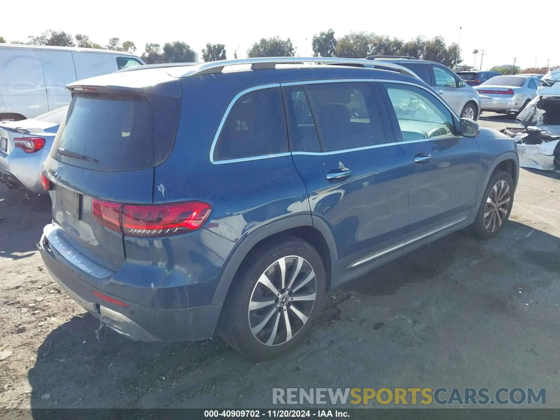 4 Photograph of a damaged car W1N4M4GB7MW144970 MERCEDES-BENZ GLB 250 2021