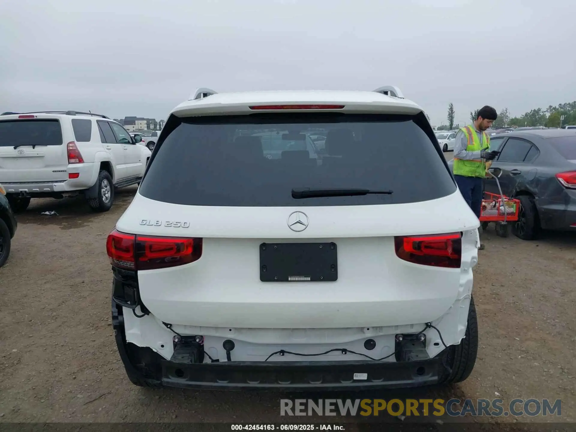 17 Photograph of a damaged car W1N4M4GB9MW109458 MERCEDES-BENZ GLB 250 2021
