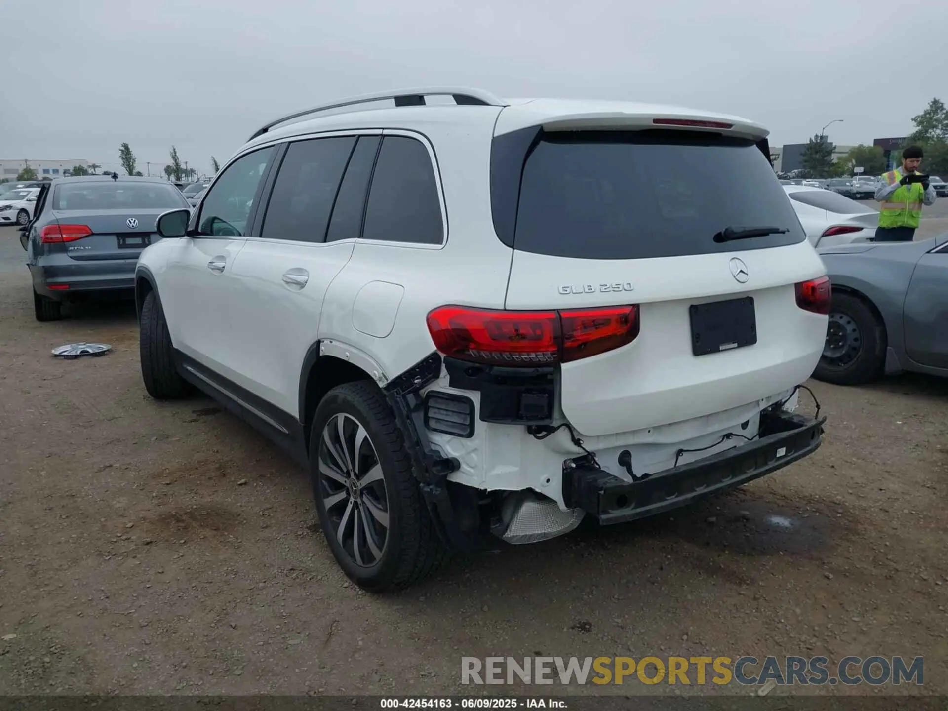 3 Photograph of a damaged car W1N4M4GB9MW109458 MERCEDES-BENZ GLB 250 2021