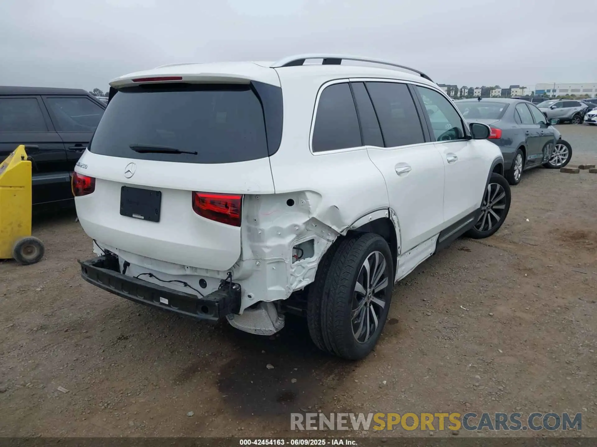 4 Photograph of a damaged car W1N4M4GB9MW109458 MERCEDES-BENZ GLB 250 2021