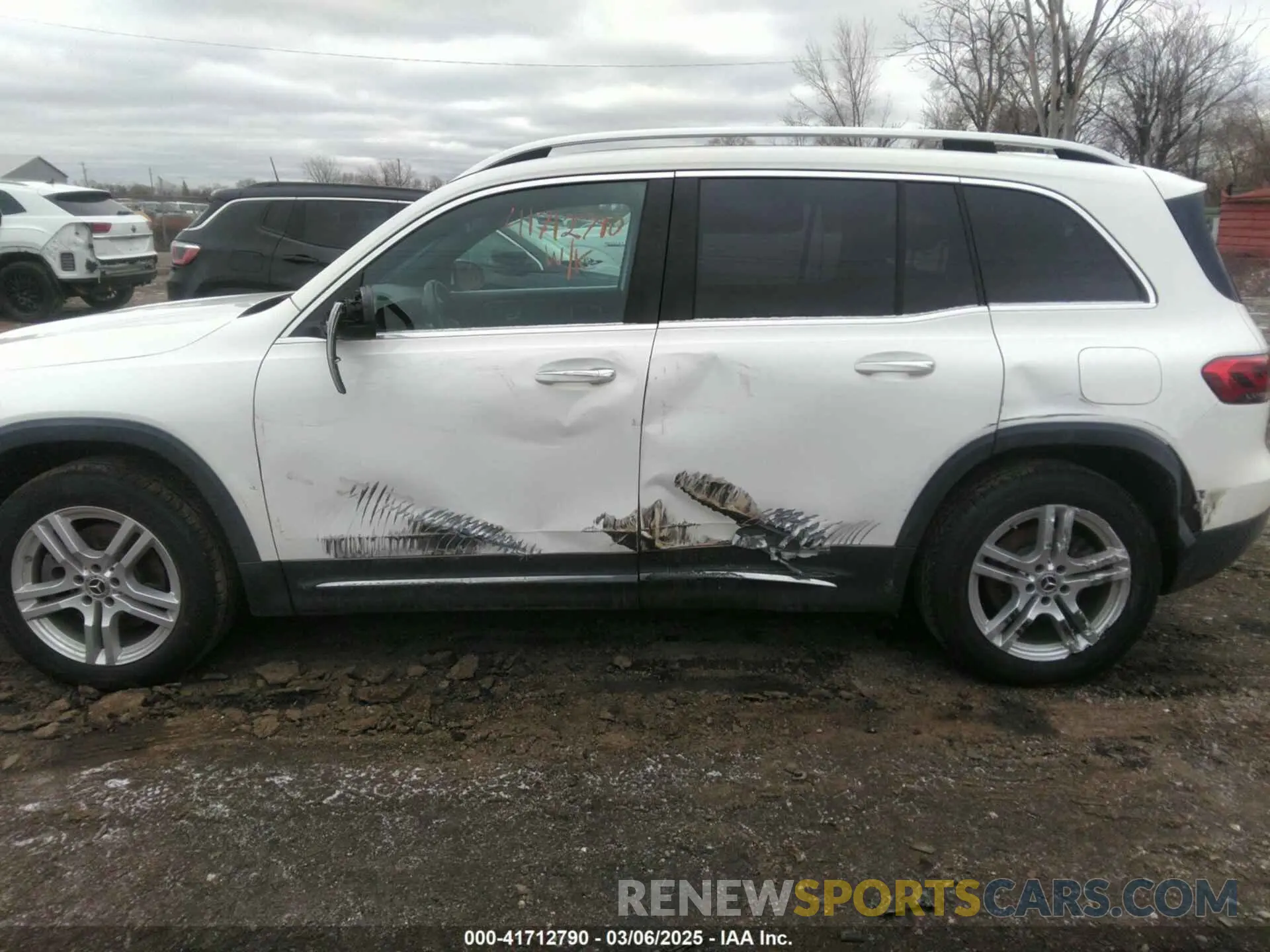 14 Photograph of a damaged car W1N4M4HB4MW096956 MERCEDES-BENZ GLB 250 2021
