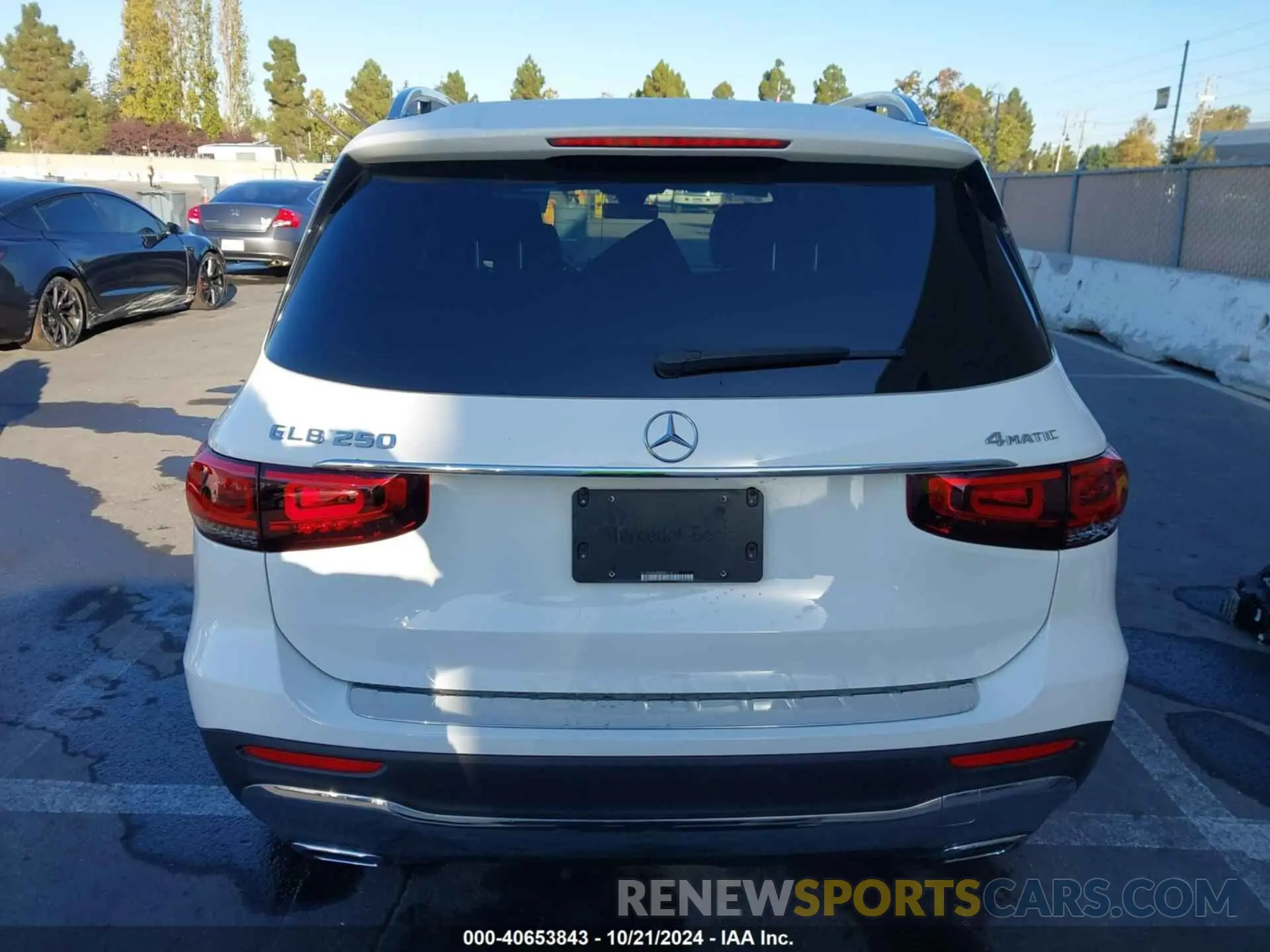 17 Photograph of a damaged car W1N4M4HB8MW116111 MERCEDES-BENZ GLB 250 2021