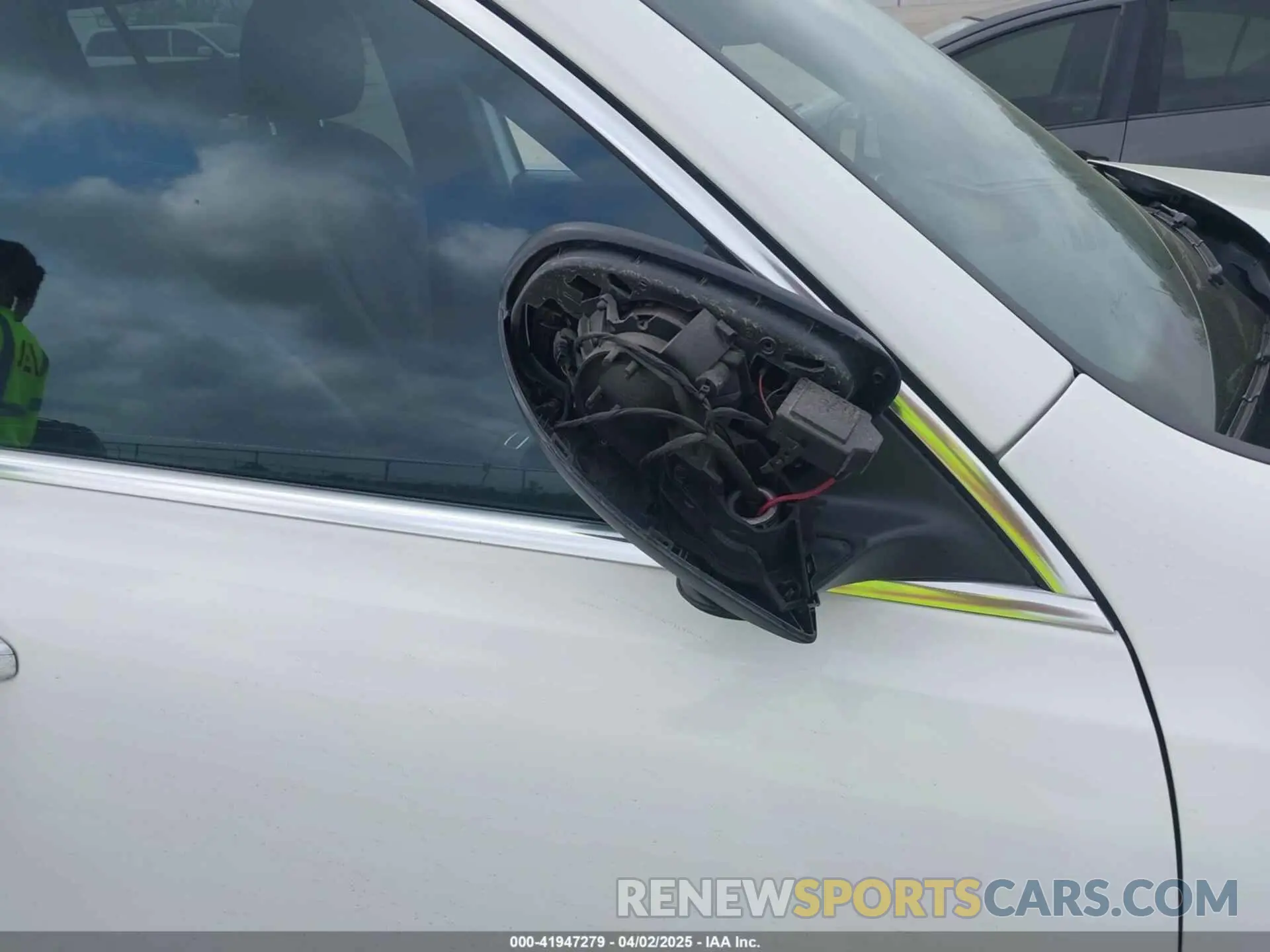 19 Photograph of a damaged car W1N4M4GB1NW241907 MERCEDES-BENZ GLB 250 2022