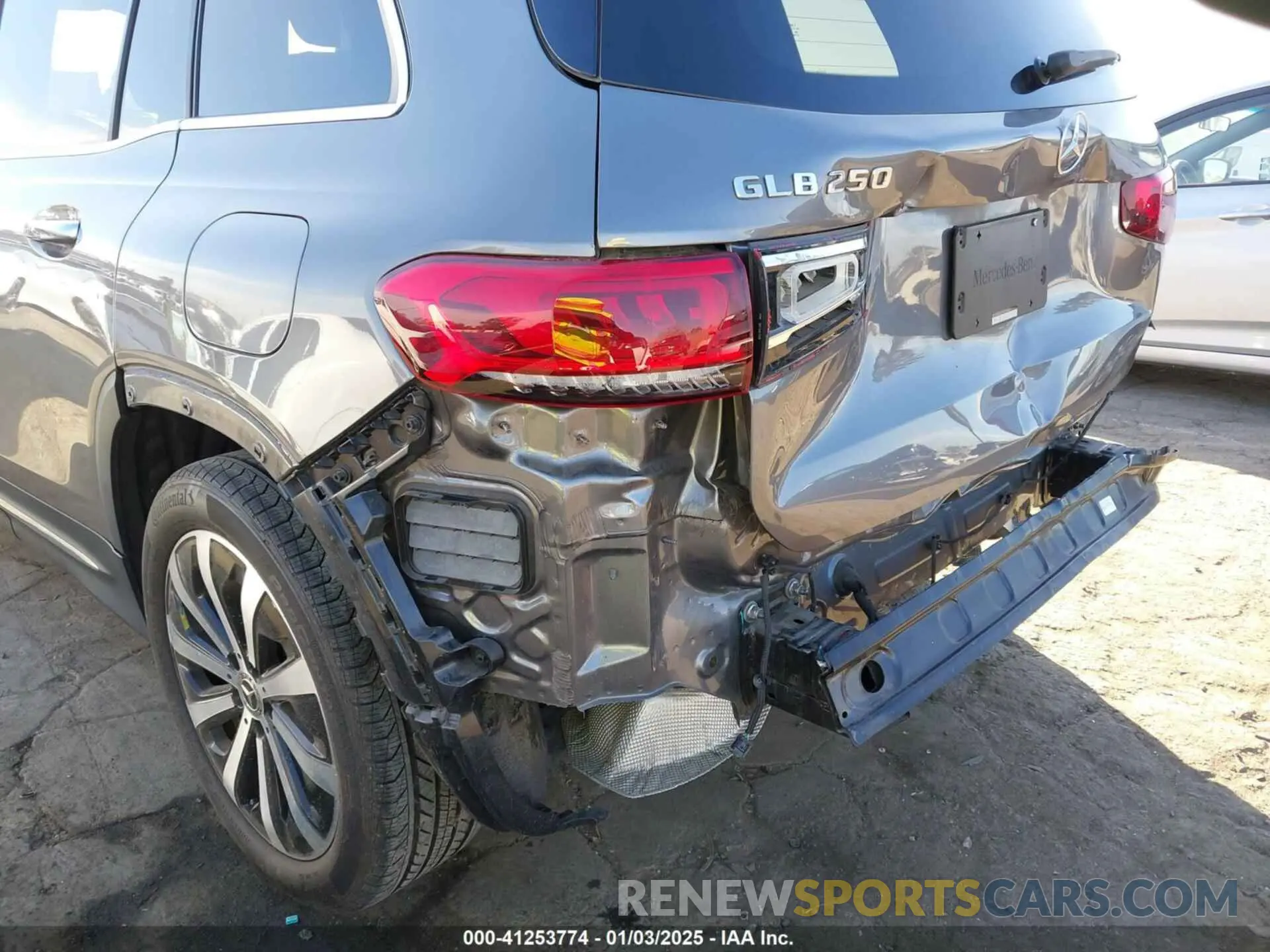 18 Photograph of a damaged car W1N4M4GB6NW189853 MERCEDES-BENZ GLB 250 2022