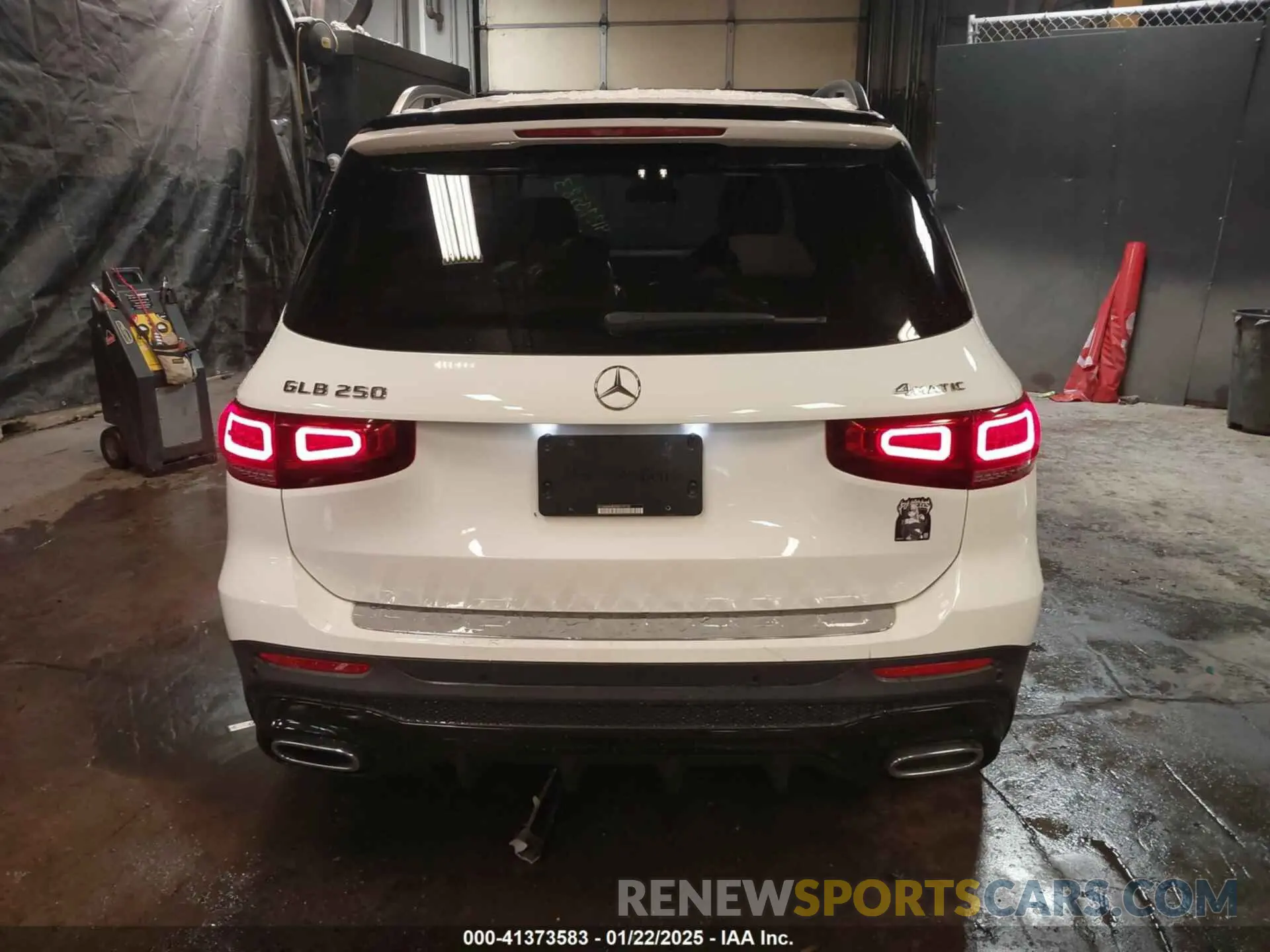 17 Photograph of a damaged car W1N4M4HB2NW179738 MERCEDES-BENZ GLB 250 2022