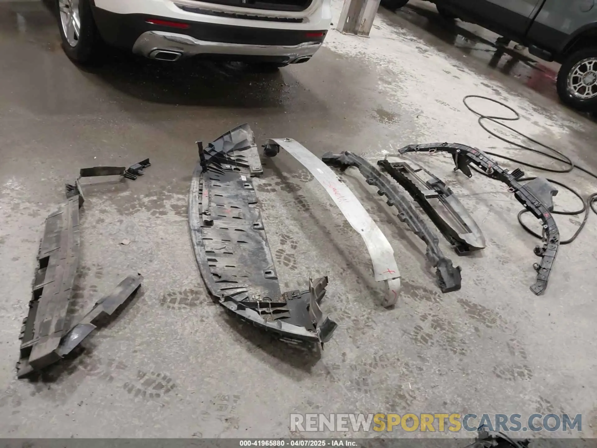 12 Photograph of a damaged car W1N4M4HB4NW248994 MERCEDES-BENZ GLB 250 2022