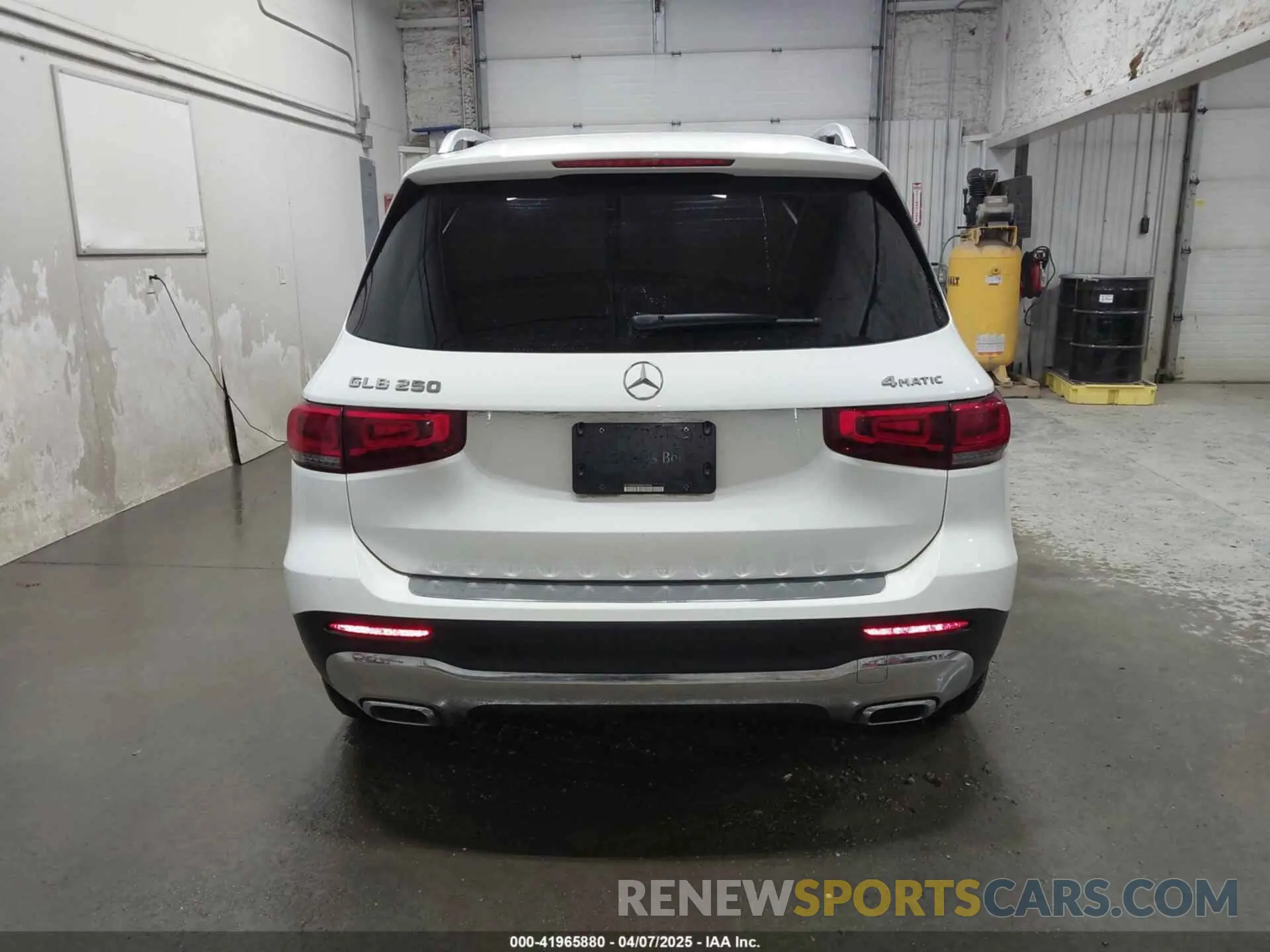 17 Photograph of a damaged car W1N4M4HB4NW248994 MERCEDES-BENZ GLB 250 2022