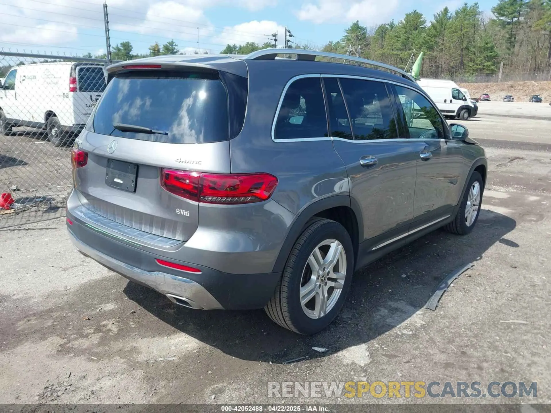 4 Photograph of a damaged car W1N4M4HB8NW183356 MERCEDES-BENZ GLB 250 2022