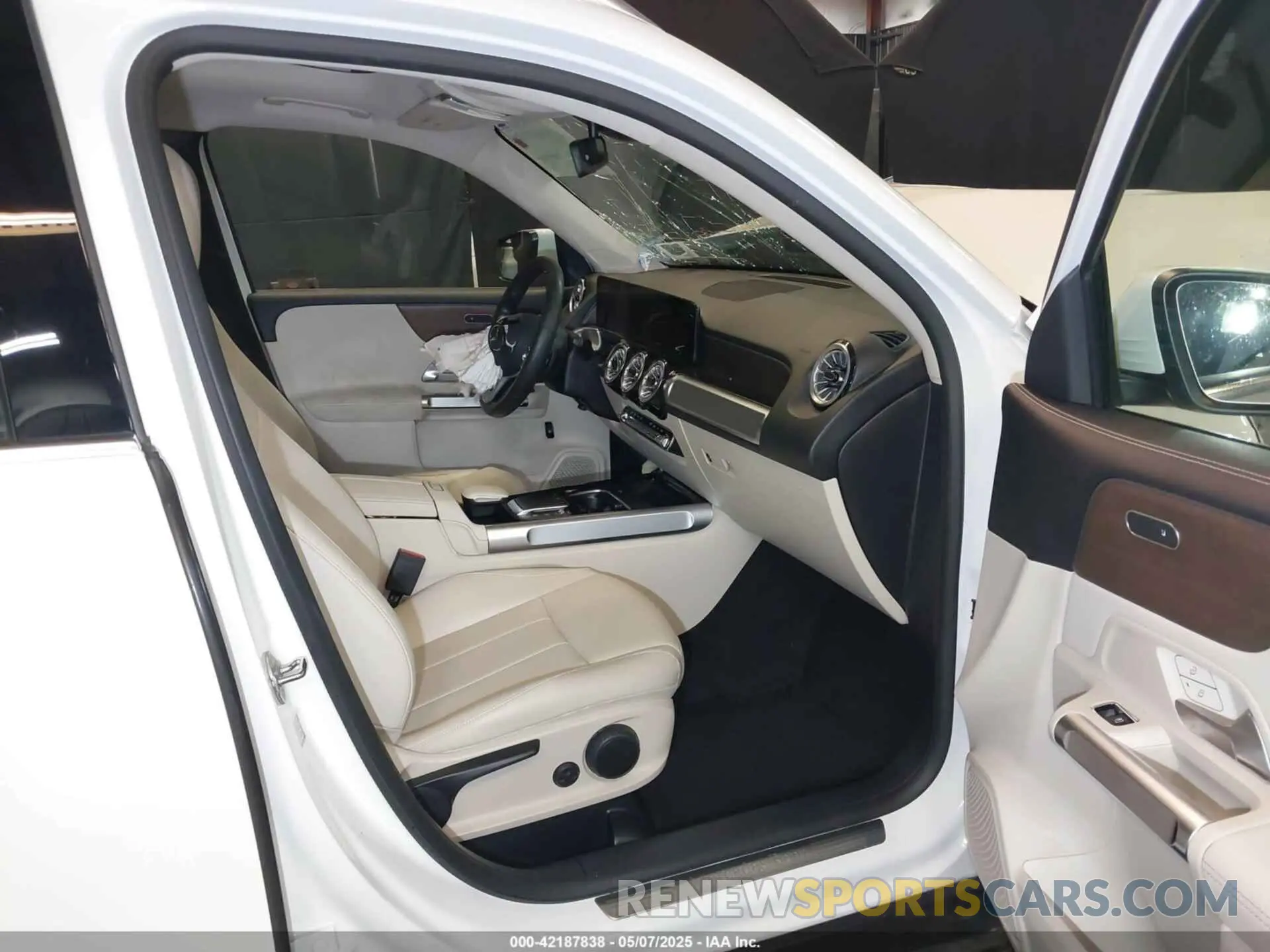 5 Photograph of a damaged car W1N4M4HBXNW242813 MERCEDES-BENZ GLB 250 2022