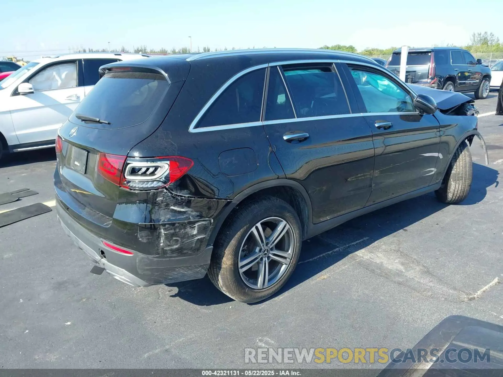 4 Photograph of a damaged car W1N0G8DB1LF791414 MERCEDES-BENZ GLC 300 2020