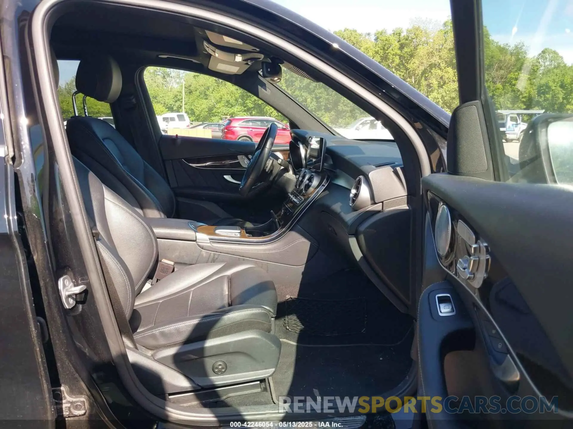 5 Photograph of a damaged car WDC0G8EB8LF698616 MERCEDES-BENZ GLC 300 2020