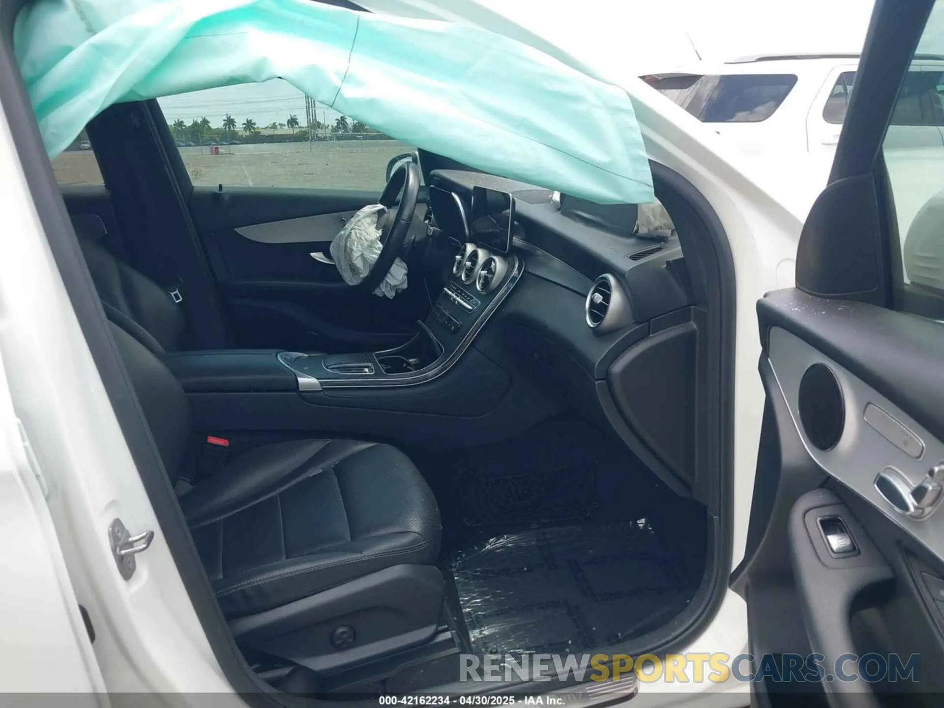 5 Photograph of a damaged car WDC0G8EB8LF719870 MERCEDES-BENZ GLC 300 2020
