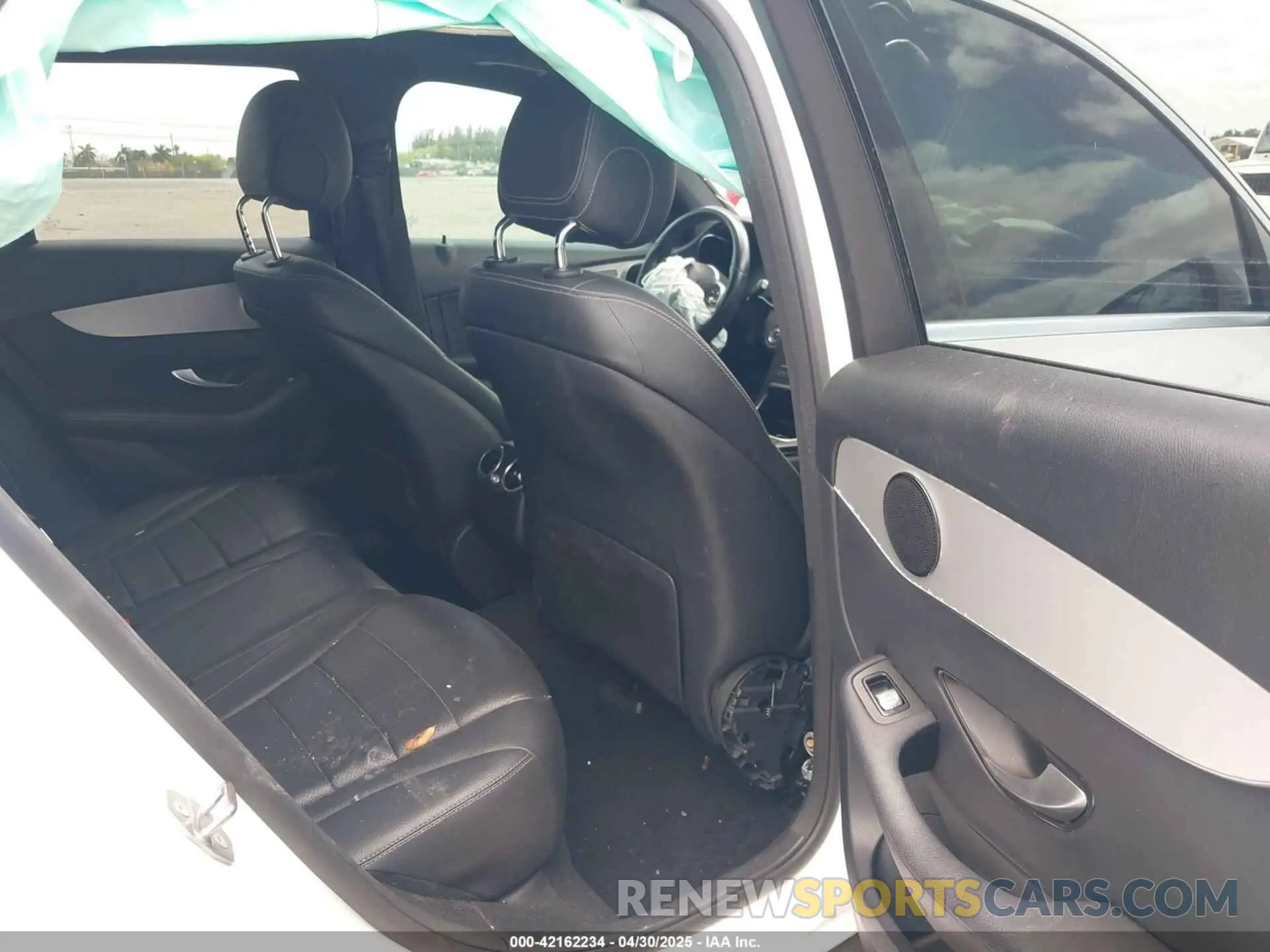 8 Photograph of a damaged car WDC0G8EB8LF719870 MERCEDES-BENZ GLC 300 2020