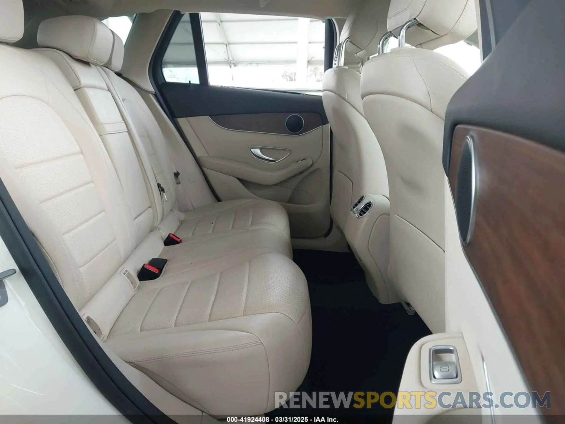 8 Photograph of a damaged car W1N0G8DB1MV263864 MERCEDES-BENZ GLC 300 2021