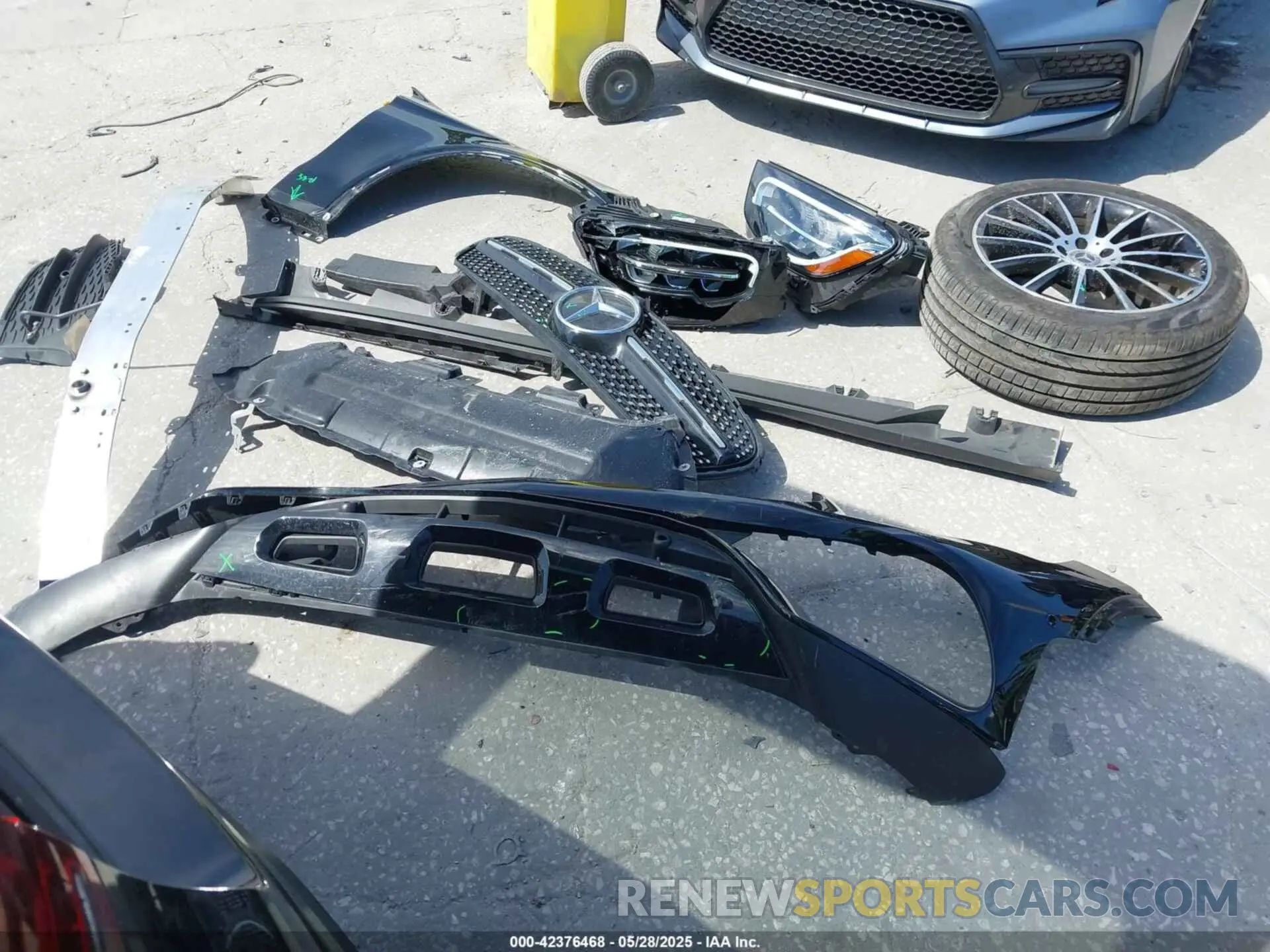 12 Photograph of a damaged car W1N0G8DBXNV370574 MERCEDES-BENZ GLC 300 2022