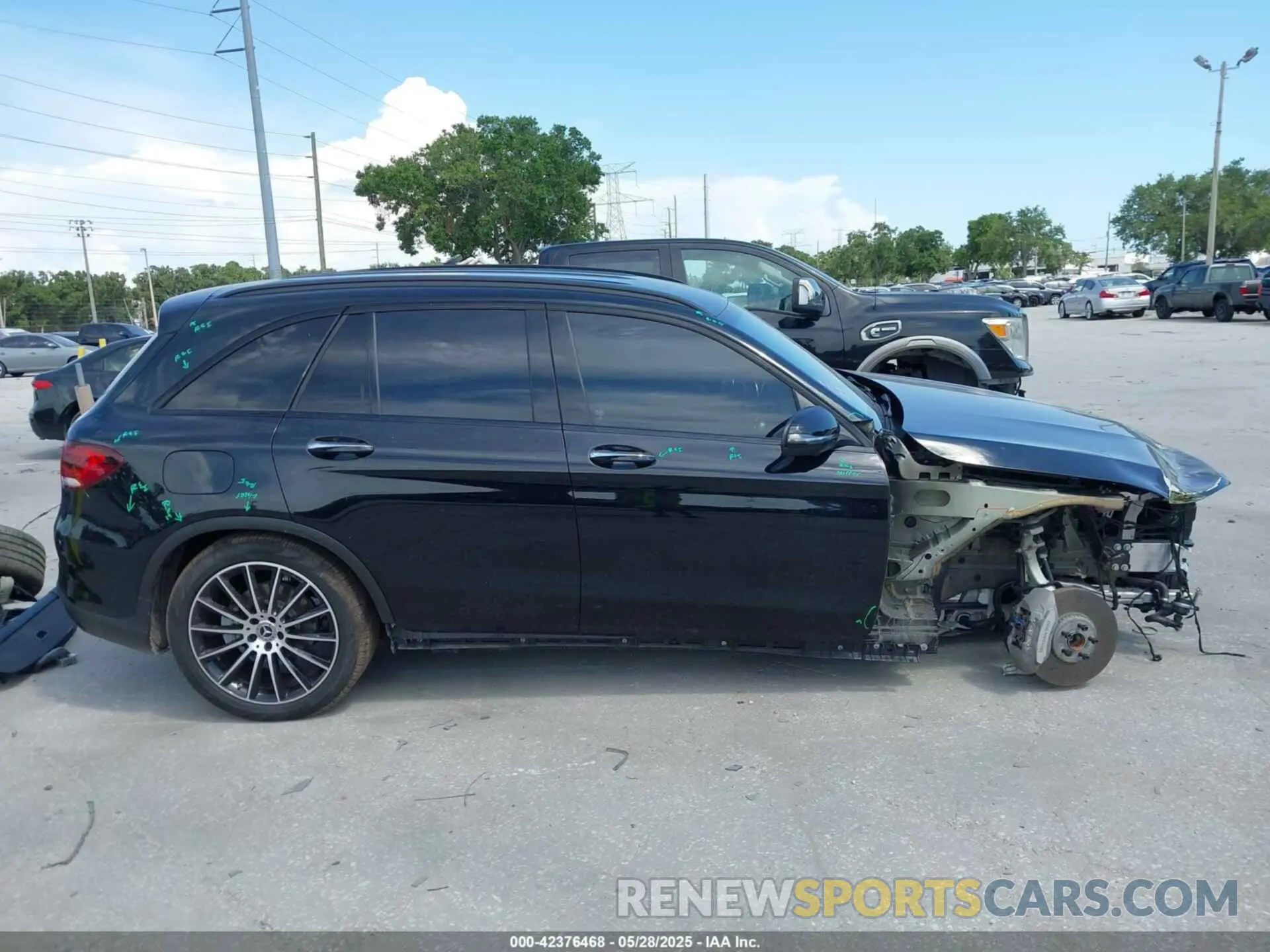 14 Photograph of a damaged car W1N0G8DBXNV370574 MERCEDES-BENZ GLC 300 2022