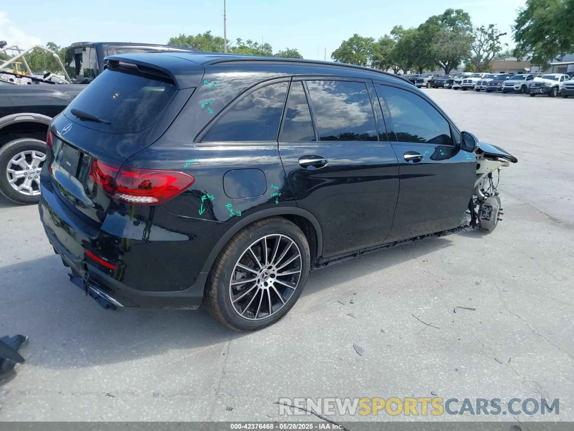 4 Photograph of a damaged car W1N0G8DBXNV370574 MERCEDES-BENZ GLC 300 2022