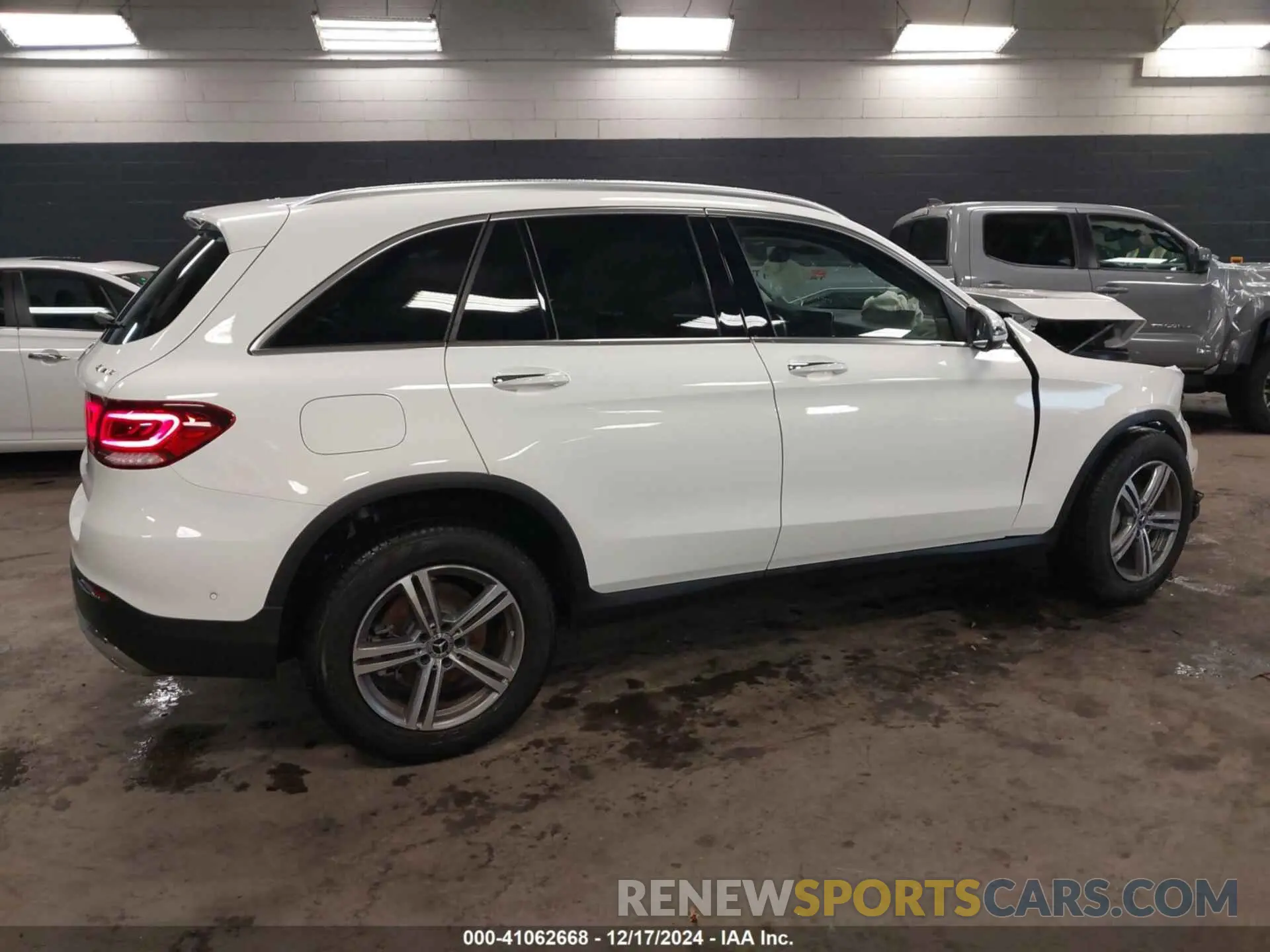 4 Photograph of a damaged car W1N0G8EB1NV327465 MERCEDES-BENZ GLC 300 2022