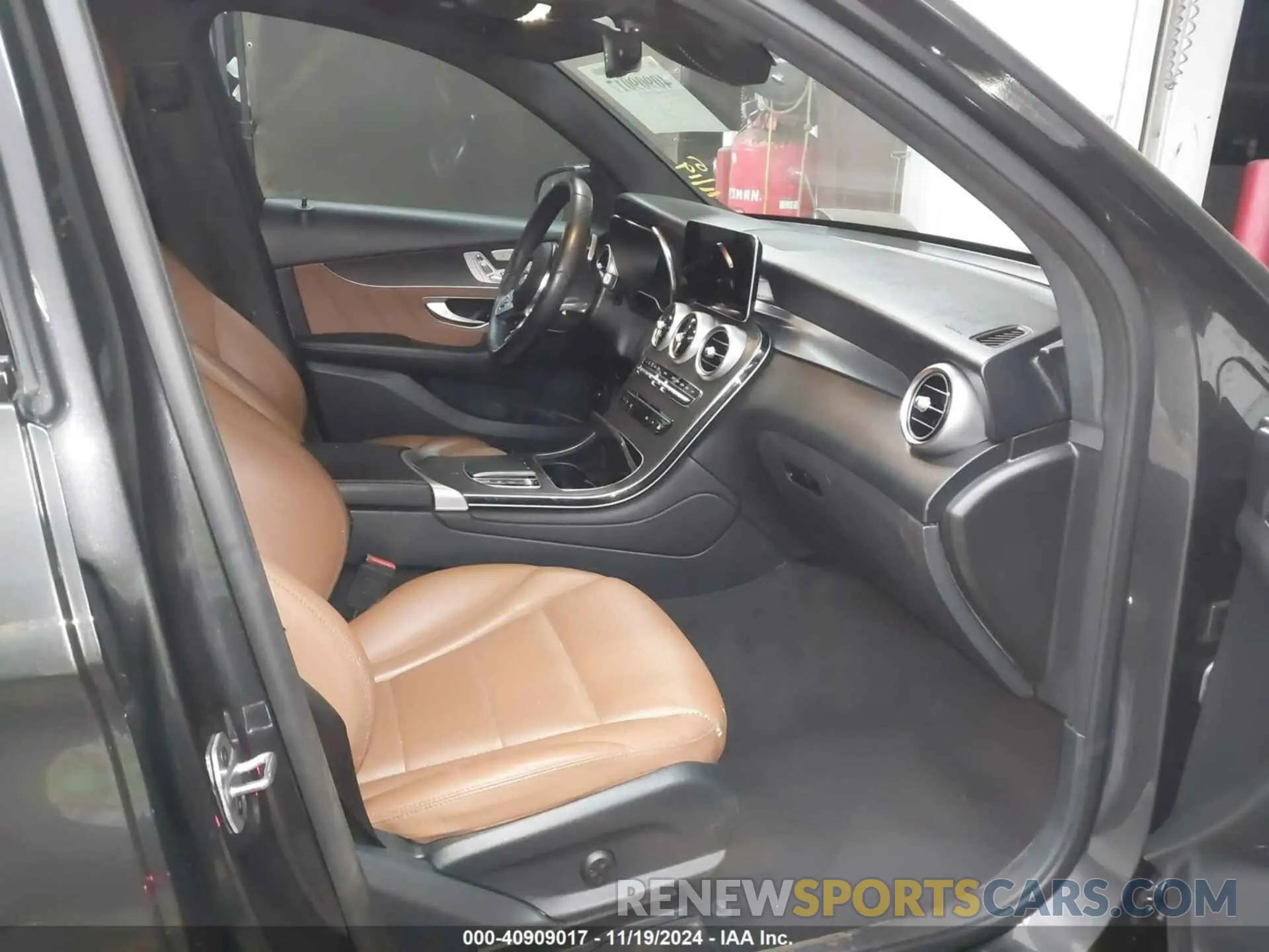5 Photograph of a damaged car W1N0G8EB5NV336556 MERCEDES-BENZ GLC 300 2022