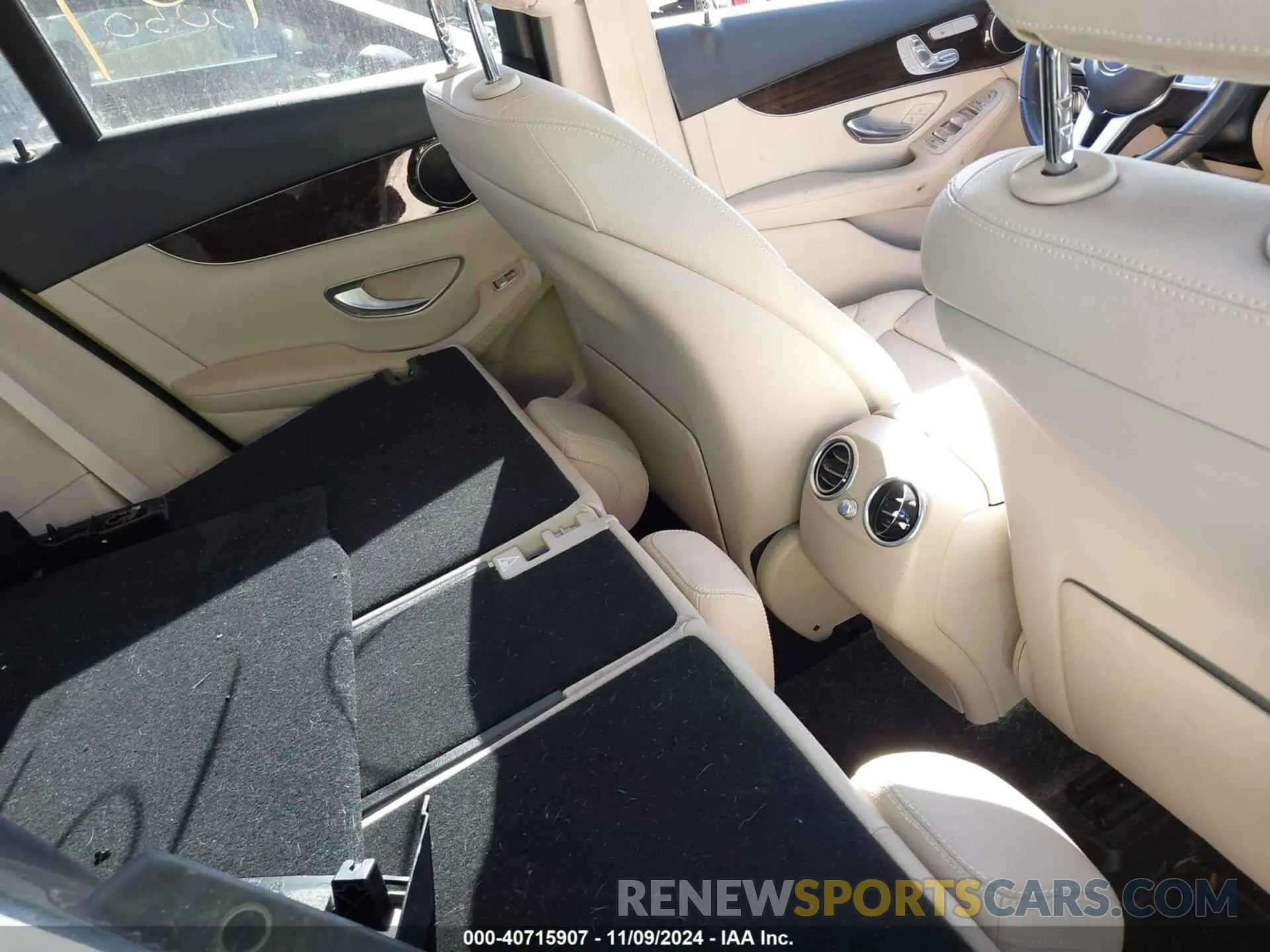 8 Photograph of a damaged car W1N0G8EB5NV366849 MERCEDES-BENZ GLC 300 2022
