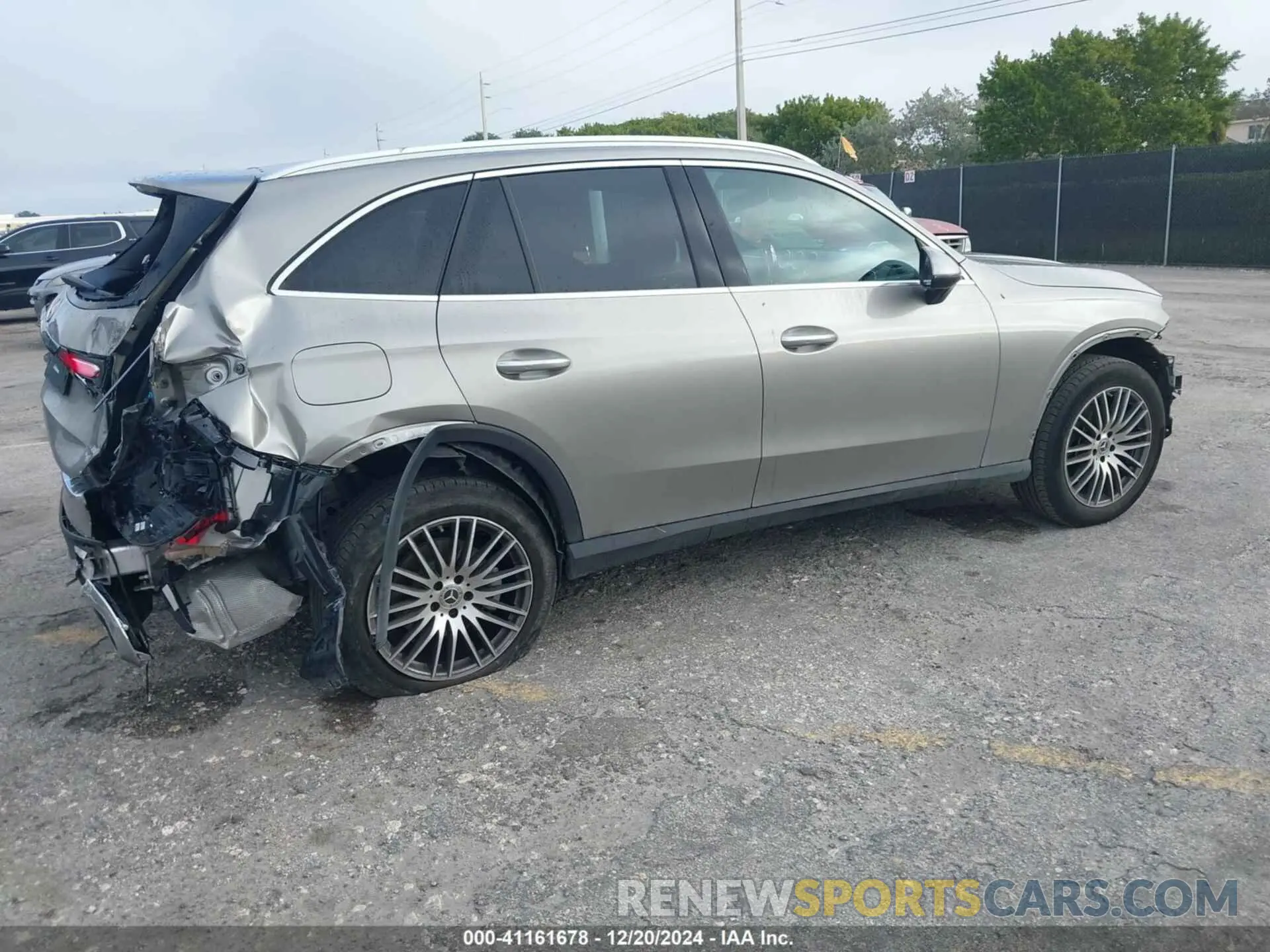 4 Photograph of a damaged car W1NKM4GB4RF204606 MERCEDES-BENZ GLC 300 2024
