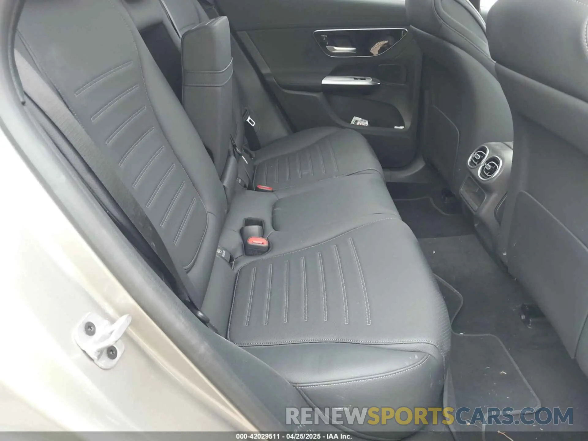 8 Photograph of a damaged car W1NKM4HB0RF228318 MERCEDES-BENZ GLC 300 2024