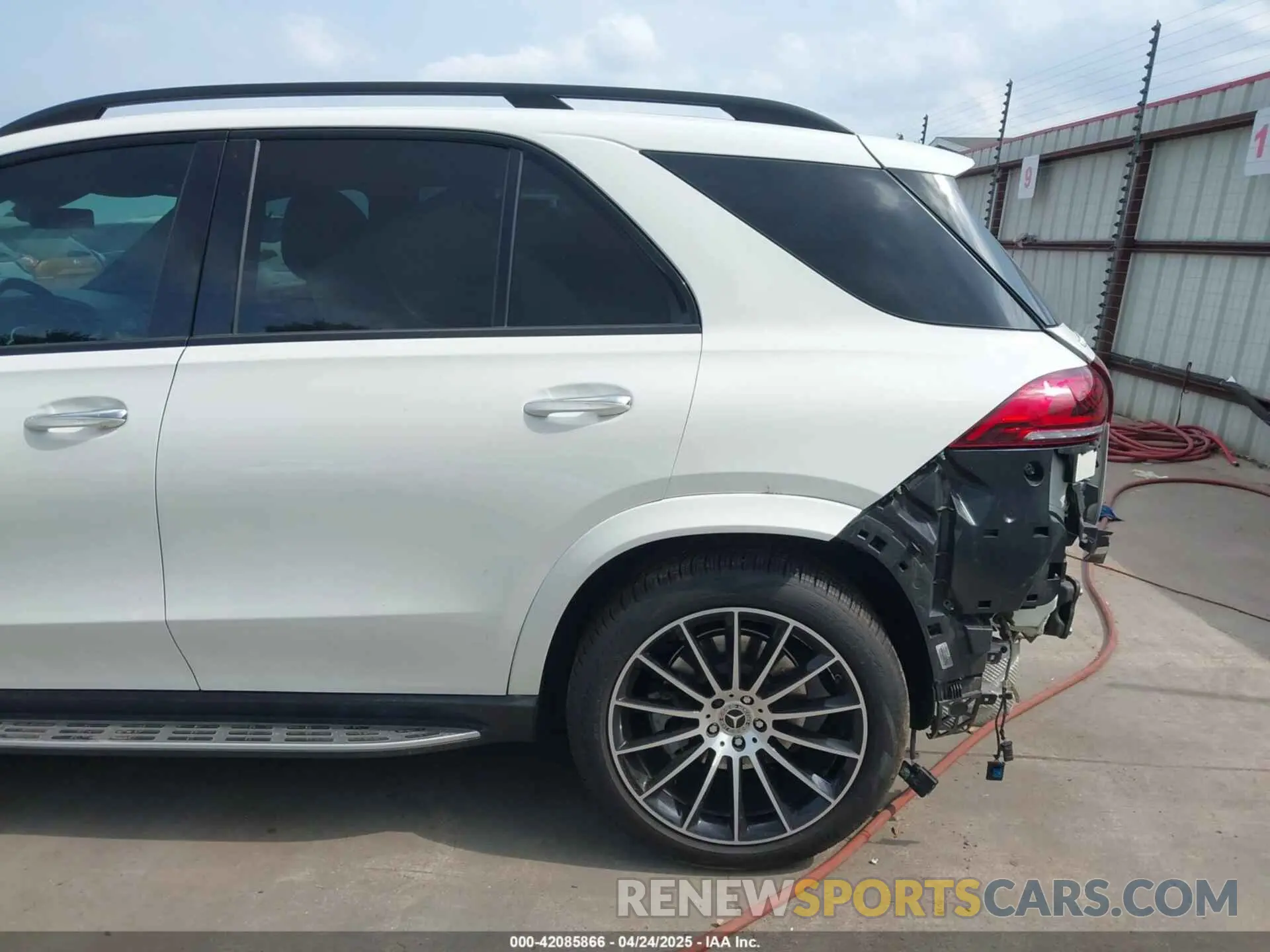 18 Photograph of a damaged car 4JGFB5KB8MA552664 MERCEDES-BENZ GLE 2021