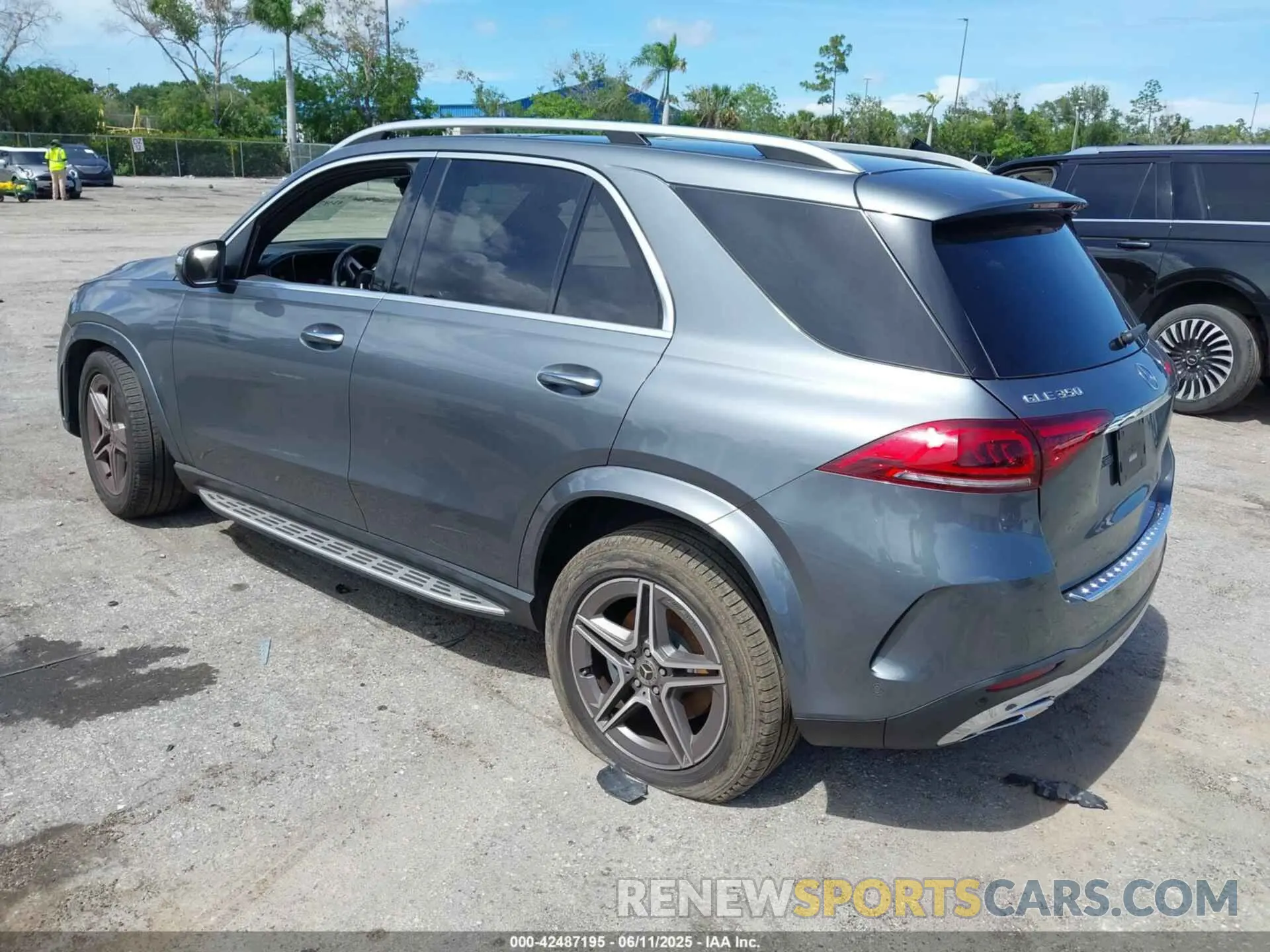 3 Photograph of a damaged car 4JGFB4KB0LA060591 MERCEDES-BENZ GLE 350 2020