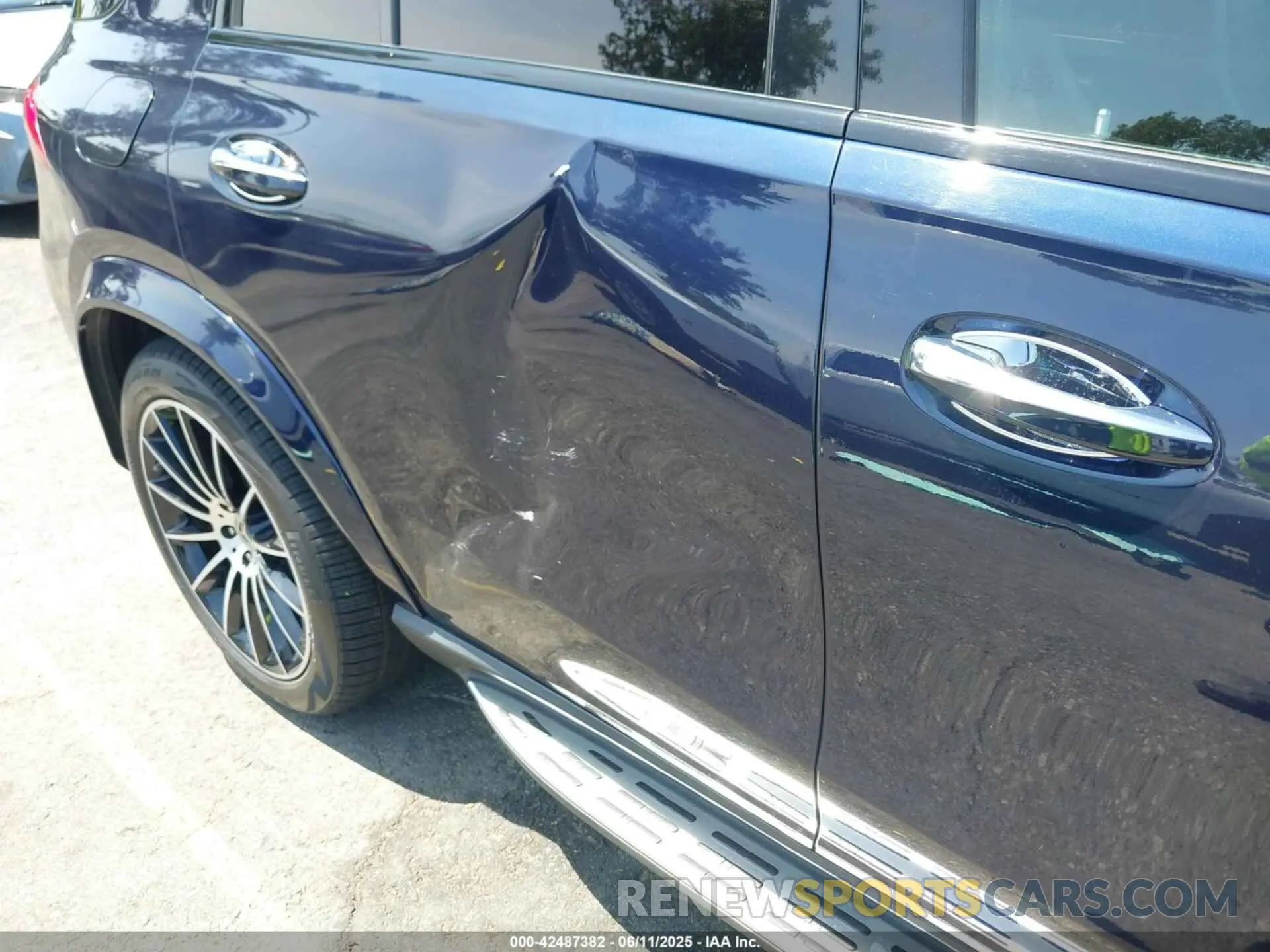 18 Photograph of a damaged car 4JGFB4JB4NA619256 MERCEDES-BENZ GLE 350 2022