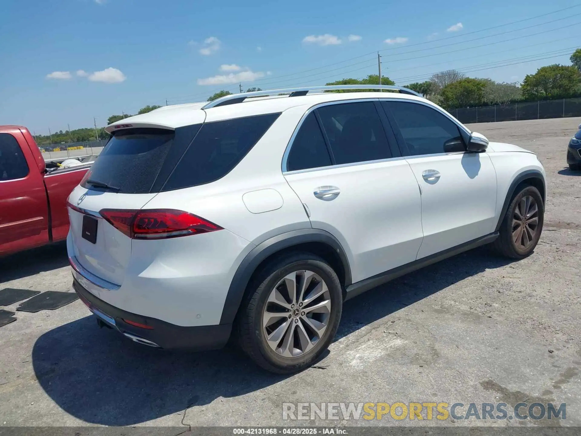 4 Photograph of a damaged car 4JGFB4JB5NA703411 MERCEDES-BENZ GLE 350 2022