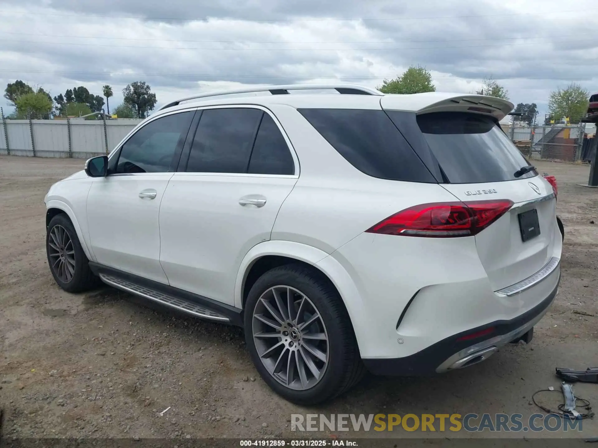 3 Photograph of a damaged car 4JGFB4KB9NA736703 MERCEDES-BENZ GLE 350 2022